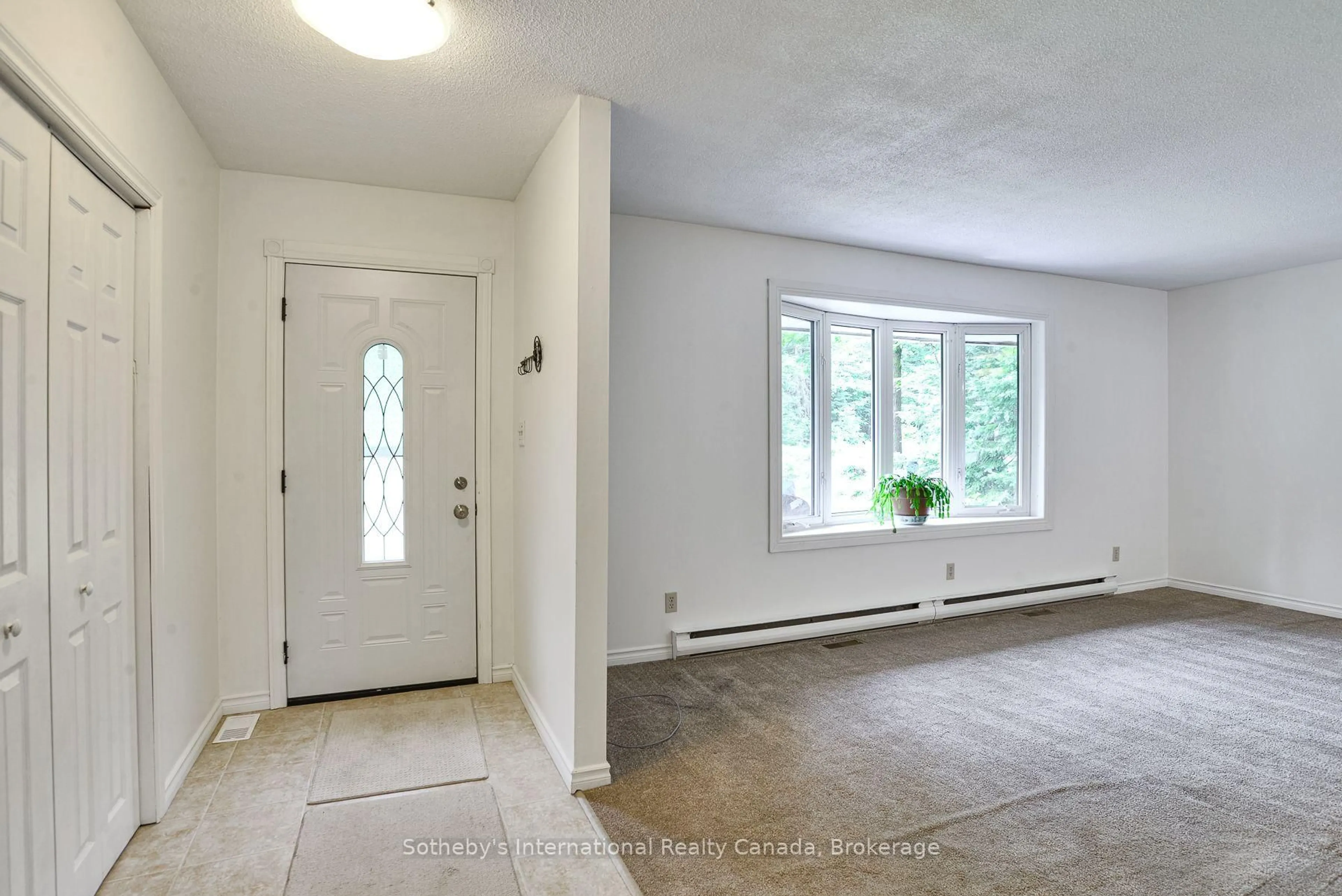 Indoor entryway for 1048 Old Falkenburg Rd, Bracebridge Ontario P1L 1X4