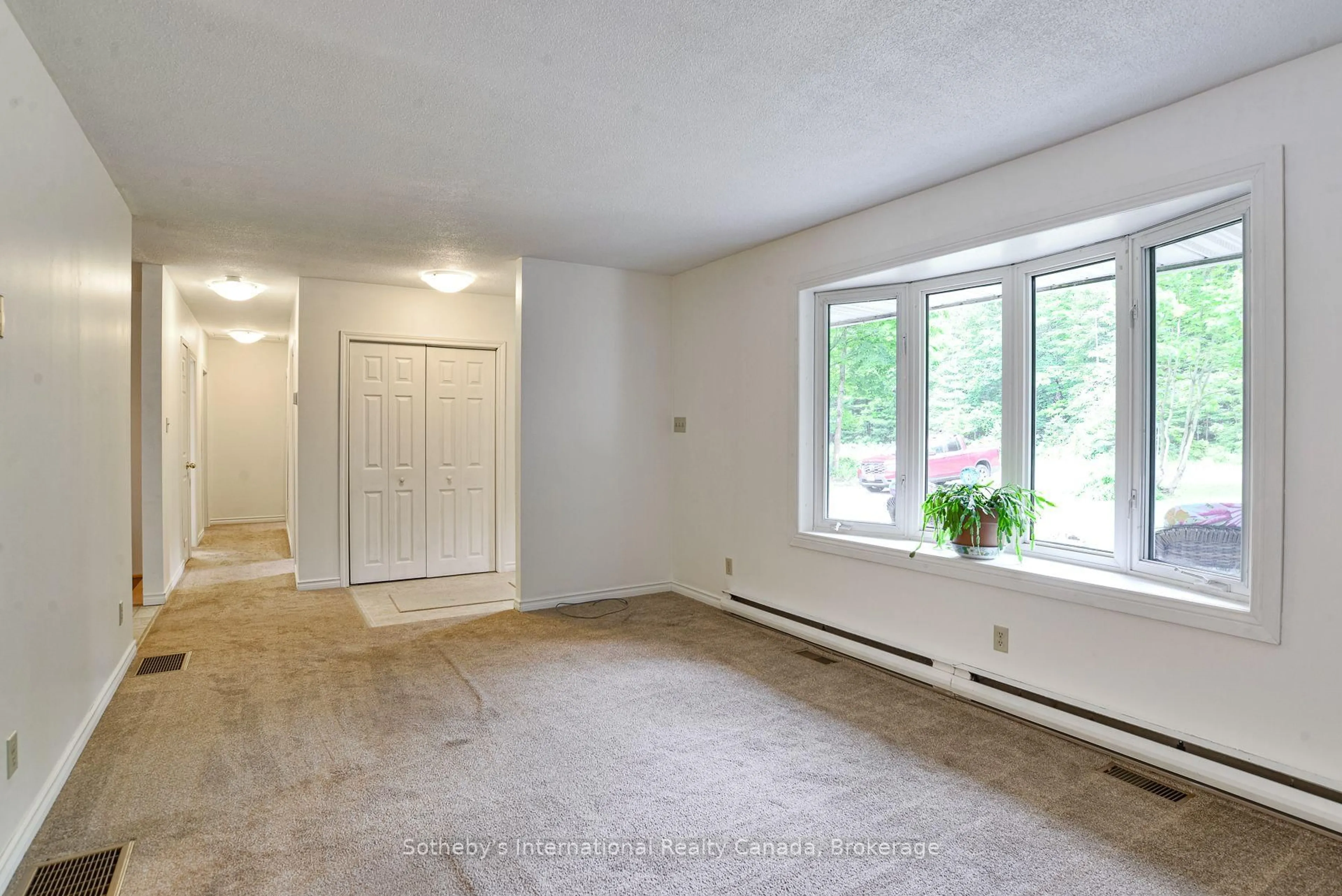 A pic of a room for 1048 Old Falkenburg Rd, Bracebridge Ontario P1L 1X4