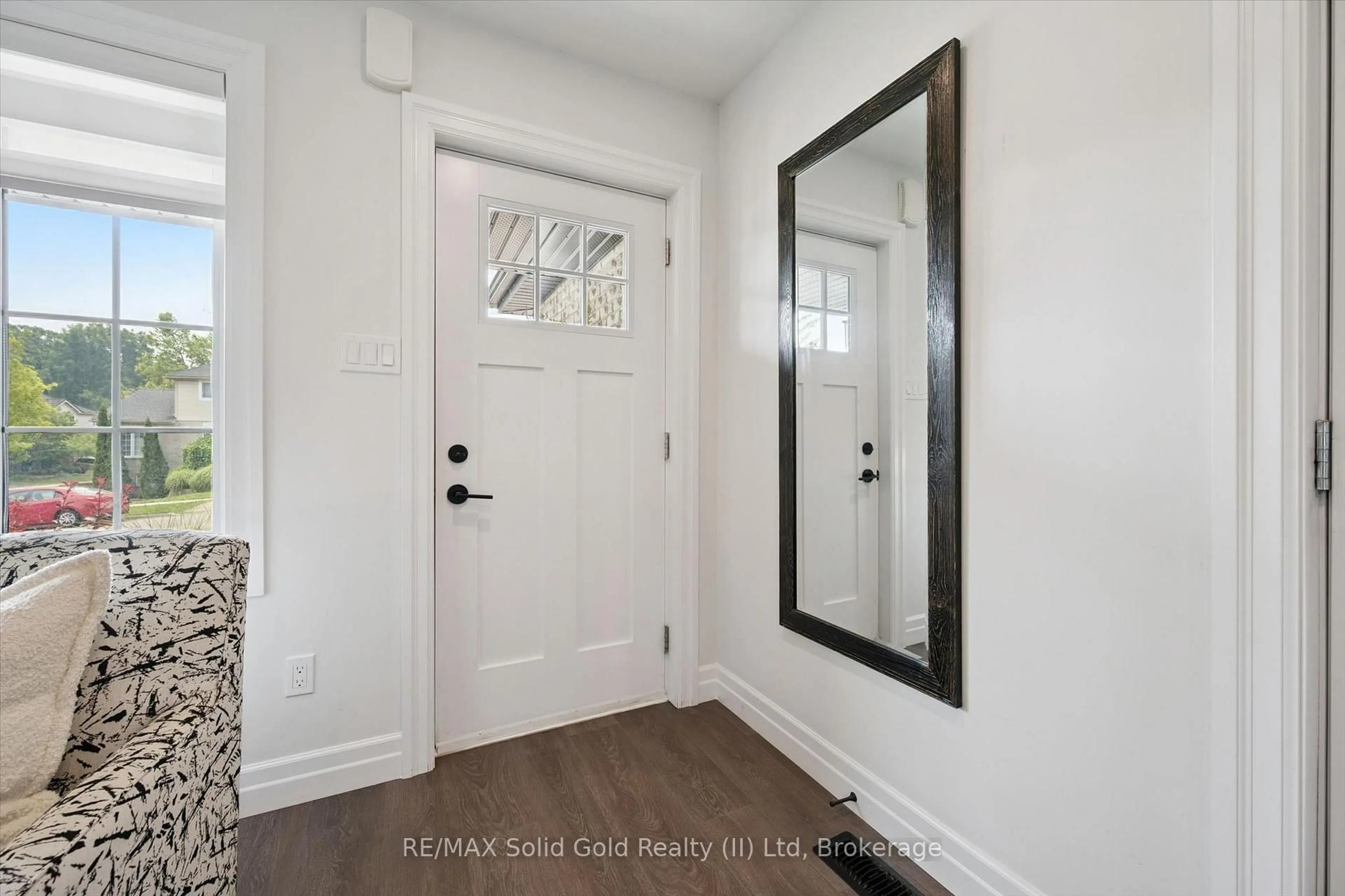 Indoor entryway for 142 Marl Meadow Dr, Kitchener Ontario N2R 1L3
