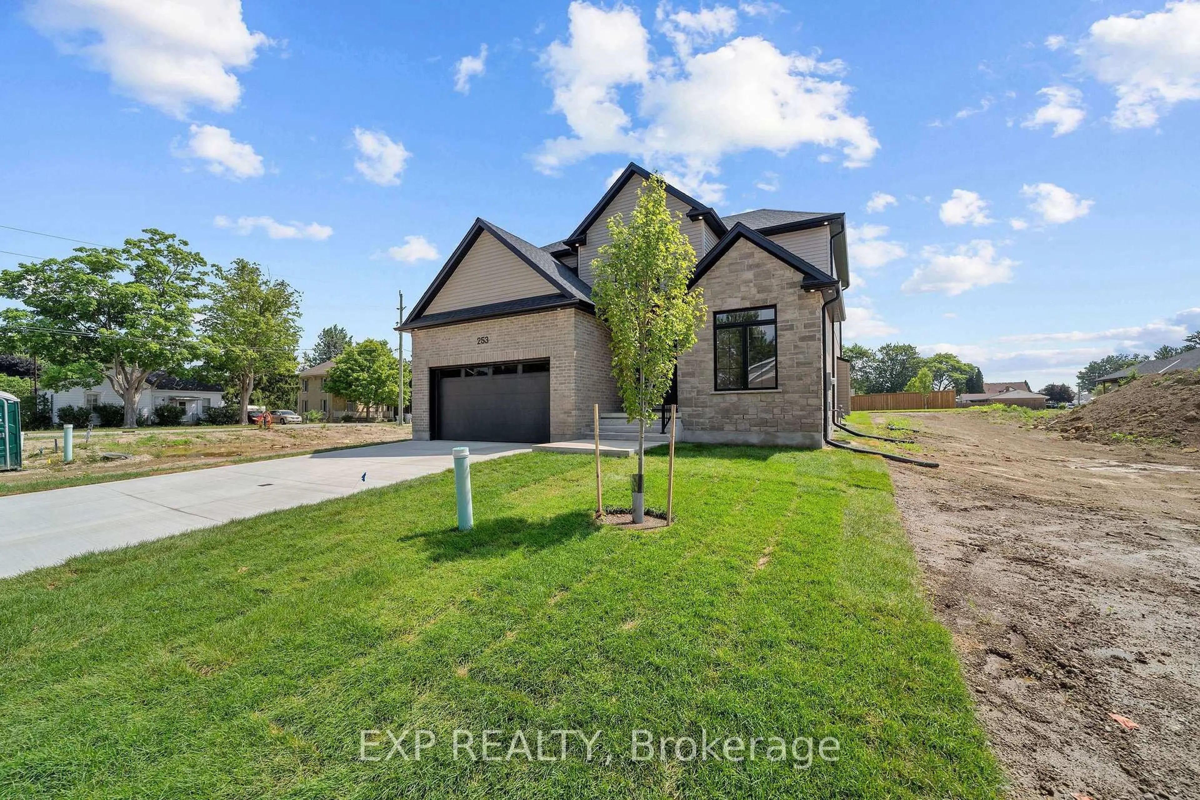 A pic from outside/outdoor area/front of a property/back of a property/a pic from drone, unknown for 253 John St, Warwick Ontario N0M 2S0