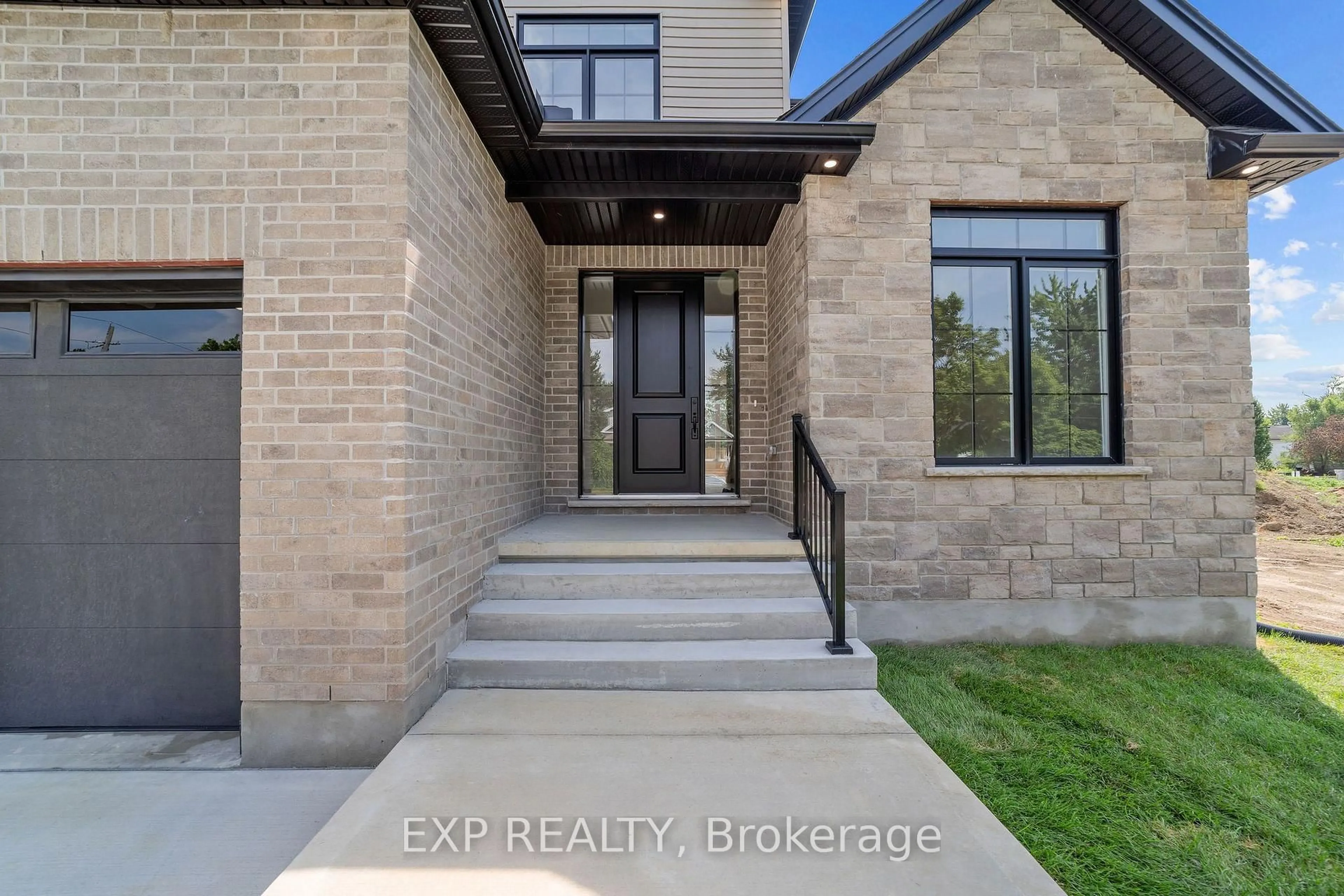 Indoor entryway for 253 John St, Warwick Ontario N0M 2S0