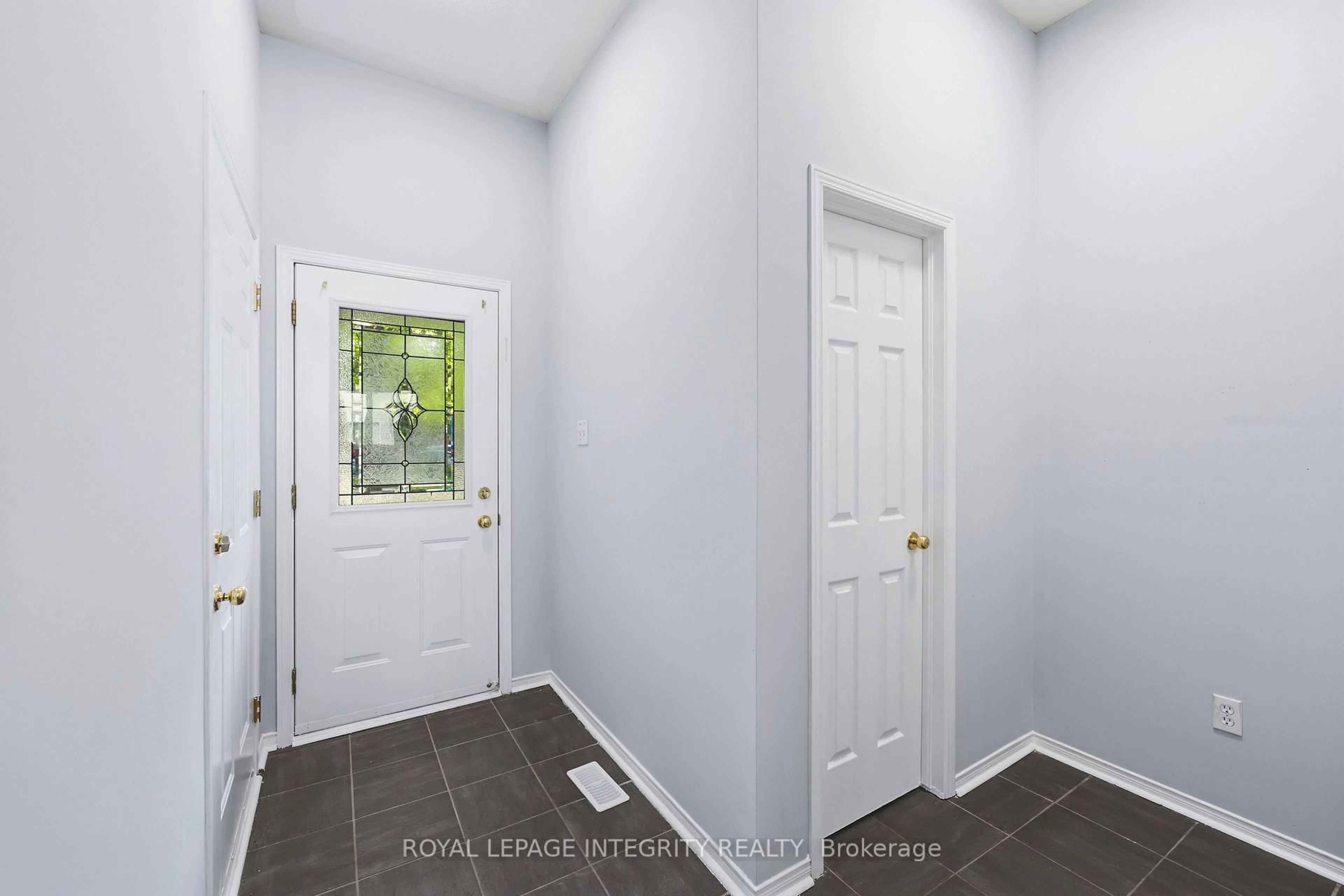 Indoor entryway for 2254 SILVERADO Cres, Ottawa Ontario K4A 4V1