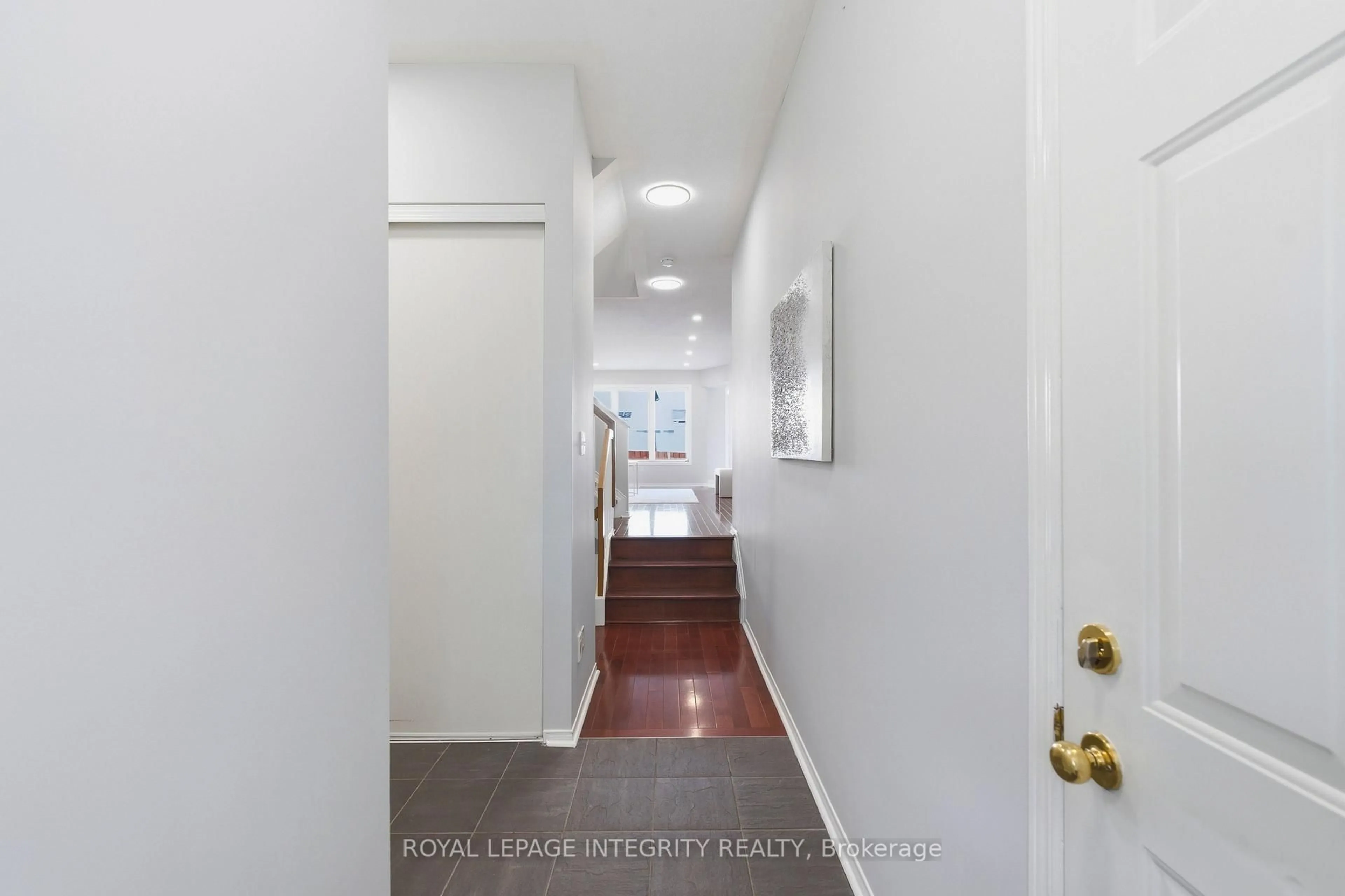 Indoor entryway for 2254 SILVERADO Cres, Ottawa Ontario K4A 4V1