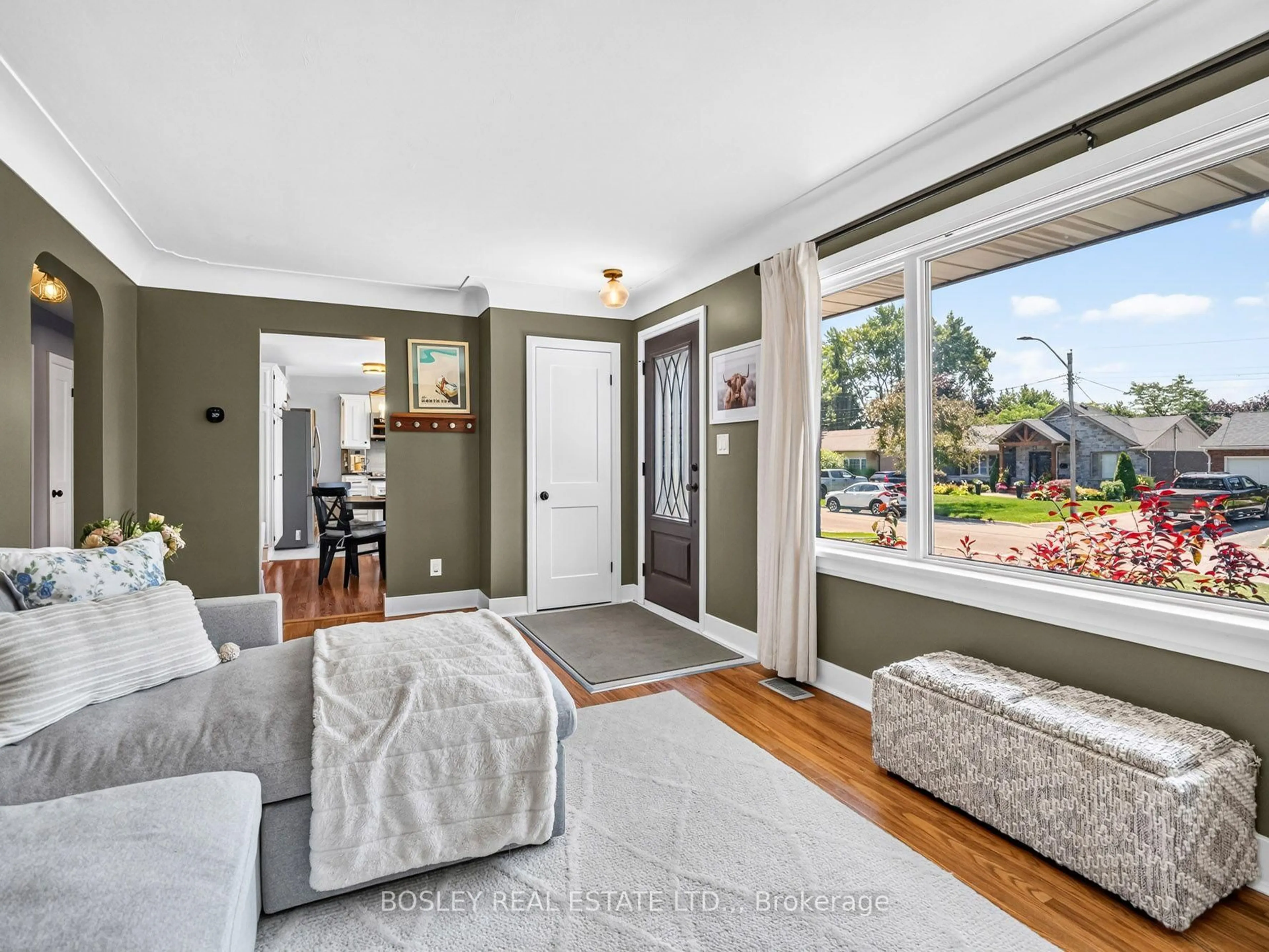 Living room with furniture, unknown for 42 Lindel Cres, Welland Ontario L3C 3S3