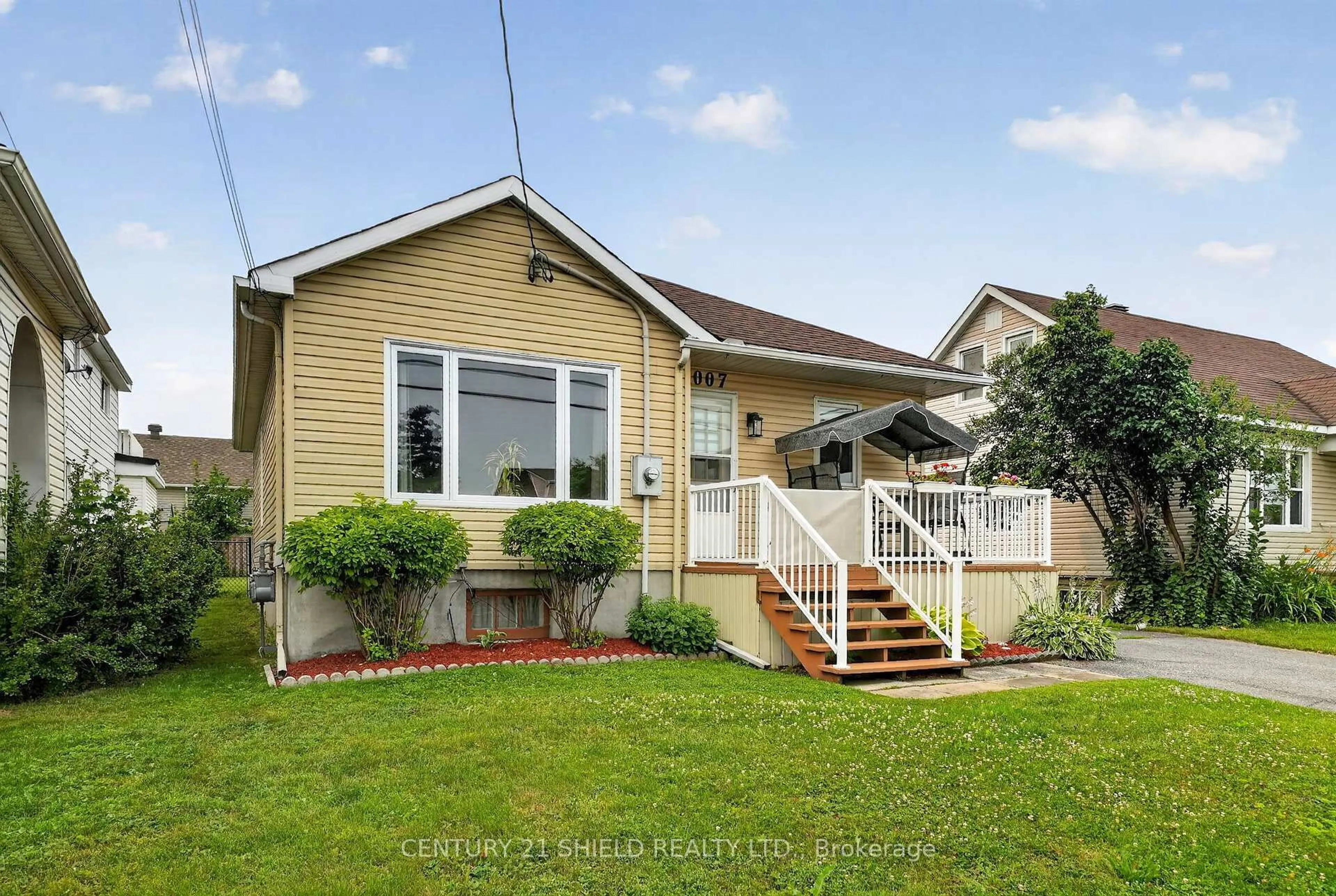 Home with vinyl exterior material, street for 1007 2nd St, Cornwall Ontario K6H 2A8