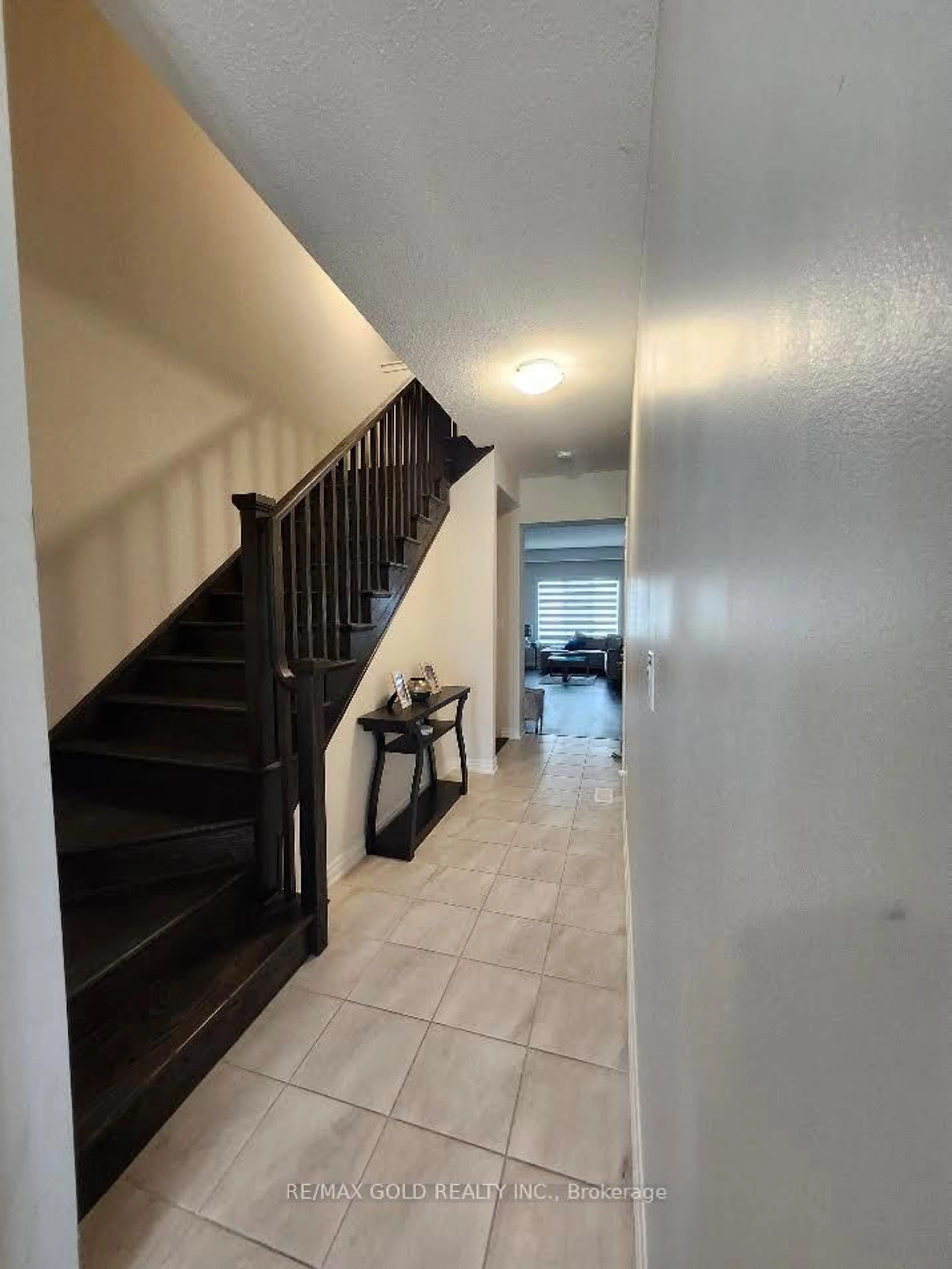 Indoor foyer for 134 Sycamore St, Welland Ontario L3C 0H9
