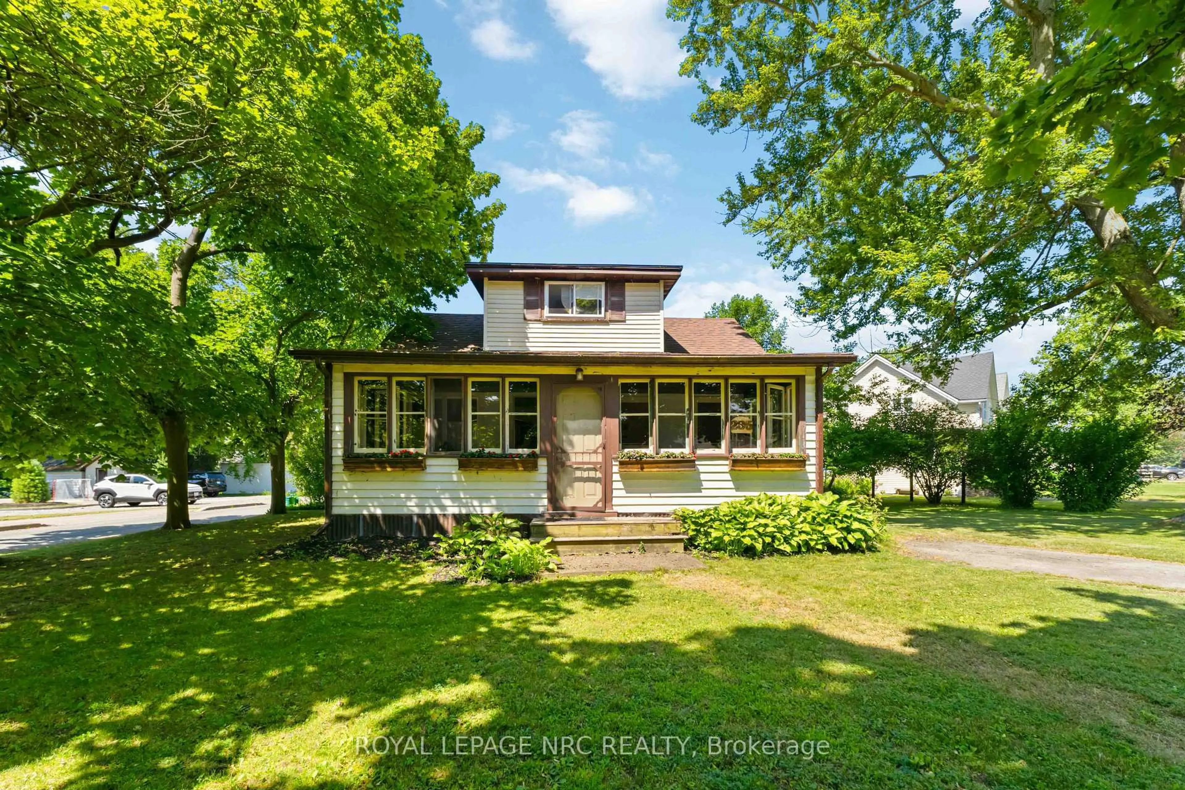 A pic from outside/outdoor area/front of a property/back of a property/a pic from drone, street for 295 Leask Ave, Fort Erie Ontario L2A 4L3