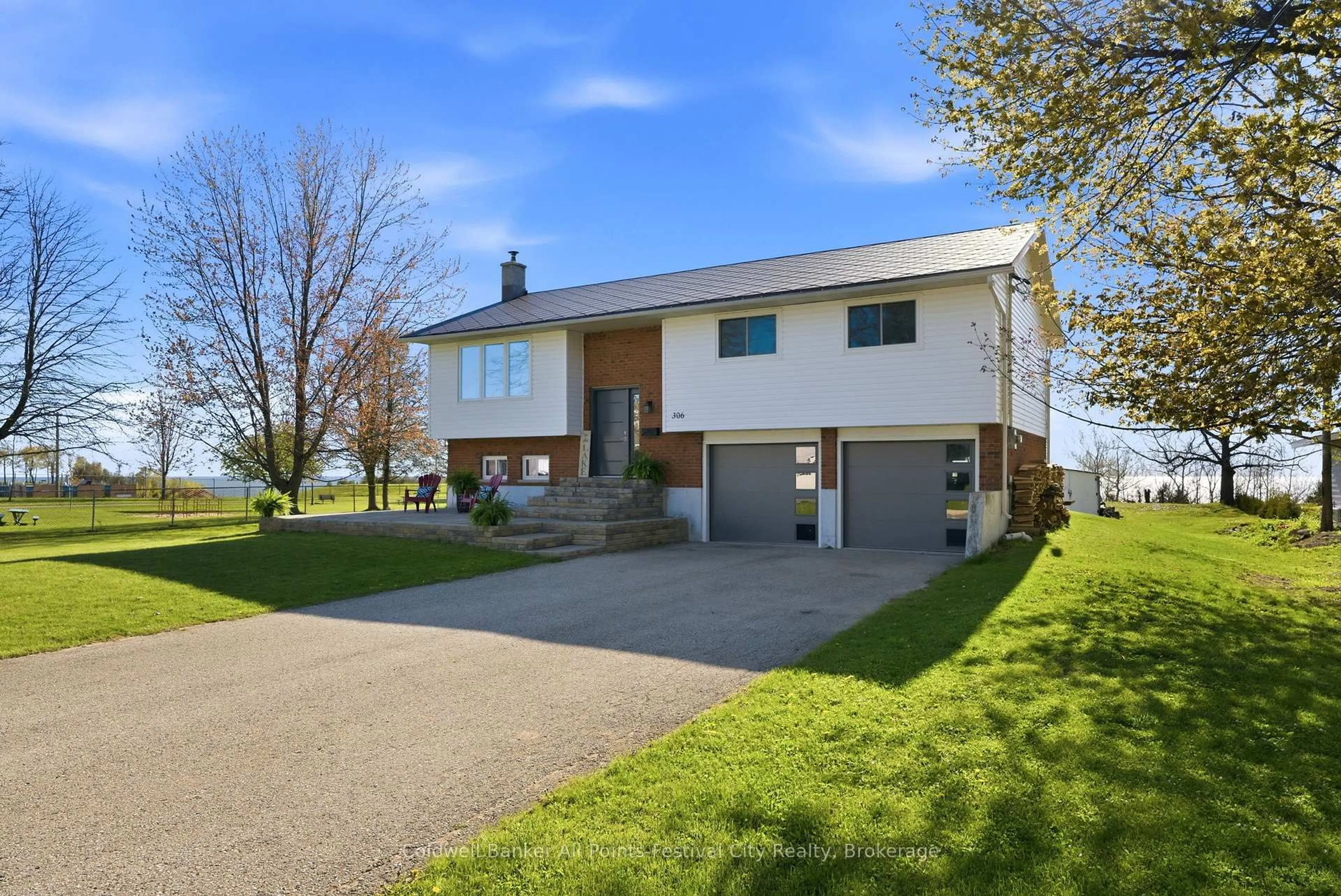 Home with vinyl exterior material, street for 306 Lakeside Dr, Goderich Ontario N7A 3X7