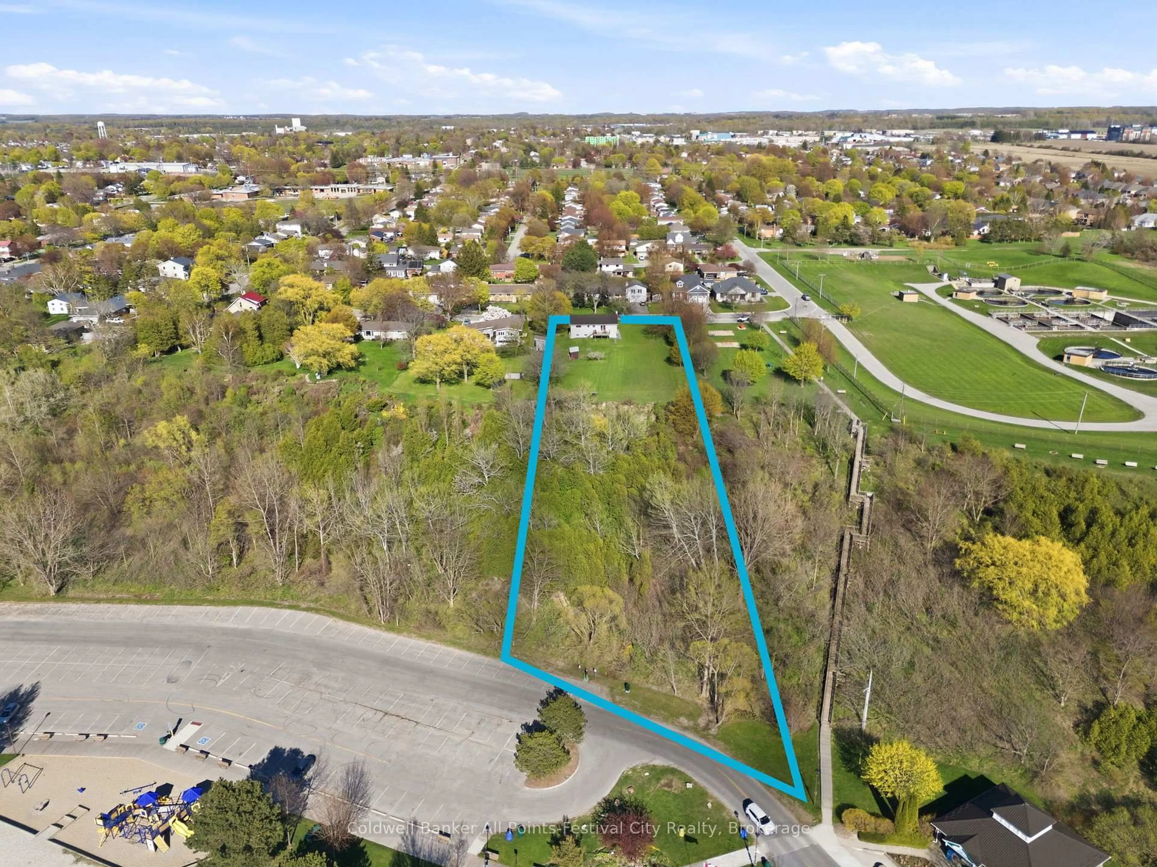 A pic from outside/outdoor area/front of a property/back of a property/a pic from drone, street for 306 Lakeside Dr, Goderich Ontario N7A 3X7