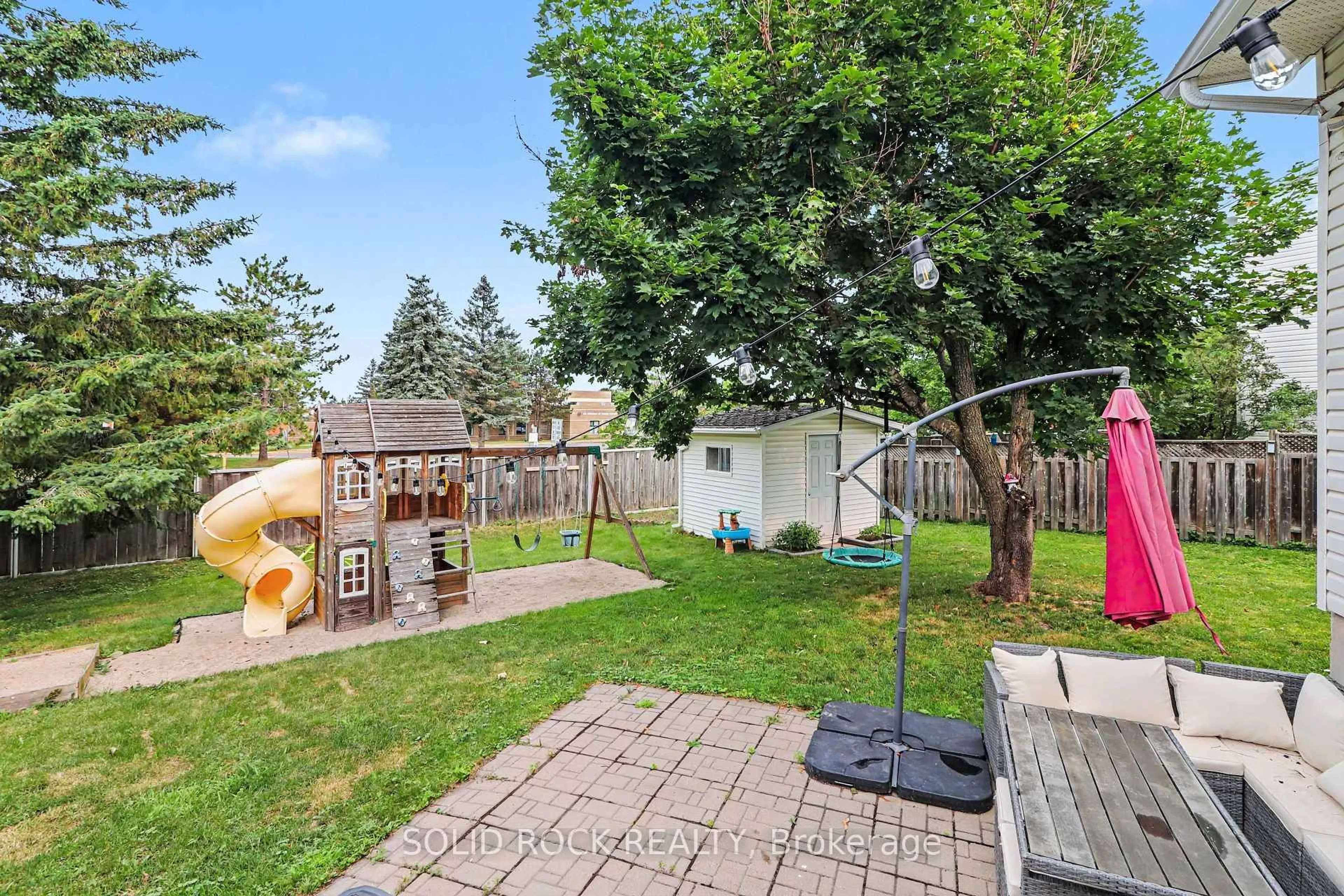 Patio, street for 939 Como Cres, Orleans Ontario K4A 3Z7