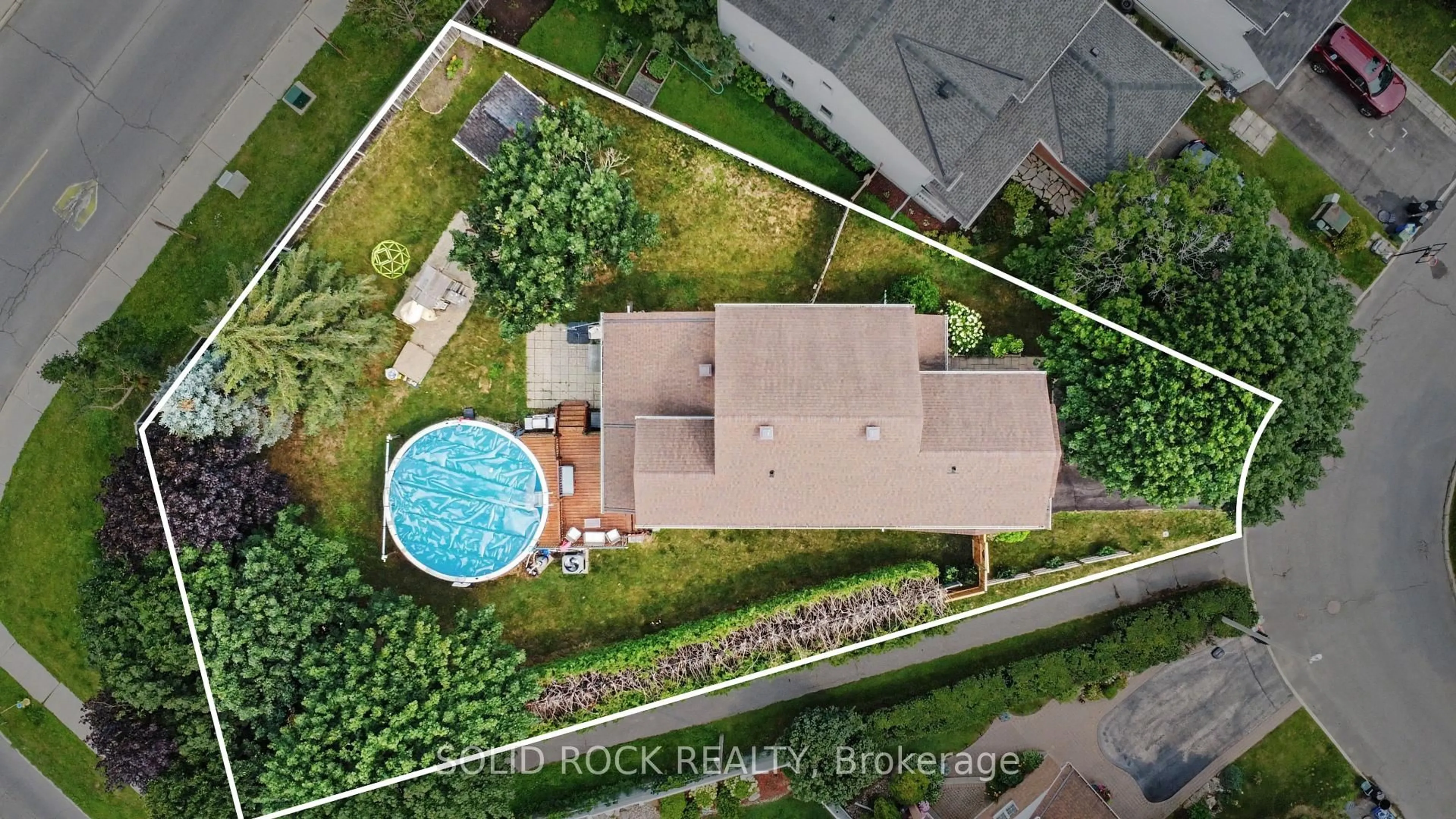 A pic from outside/outdoor area/front of a property/back of a property/a pic from drone, unknown for 939 Como Cres, Orleans Ontario K4A 3Z7
