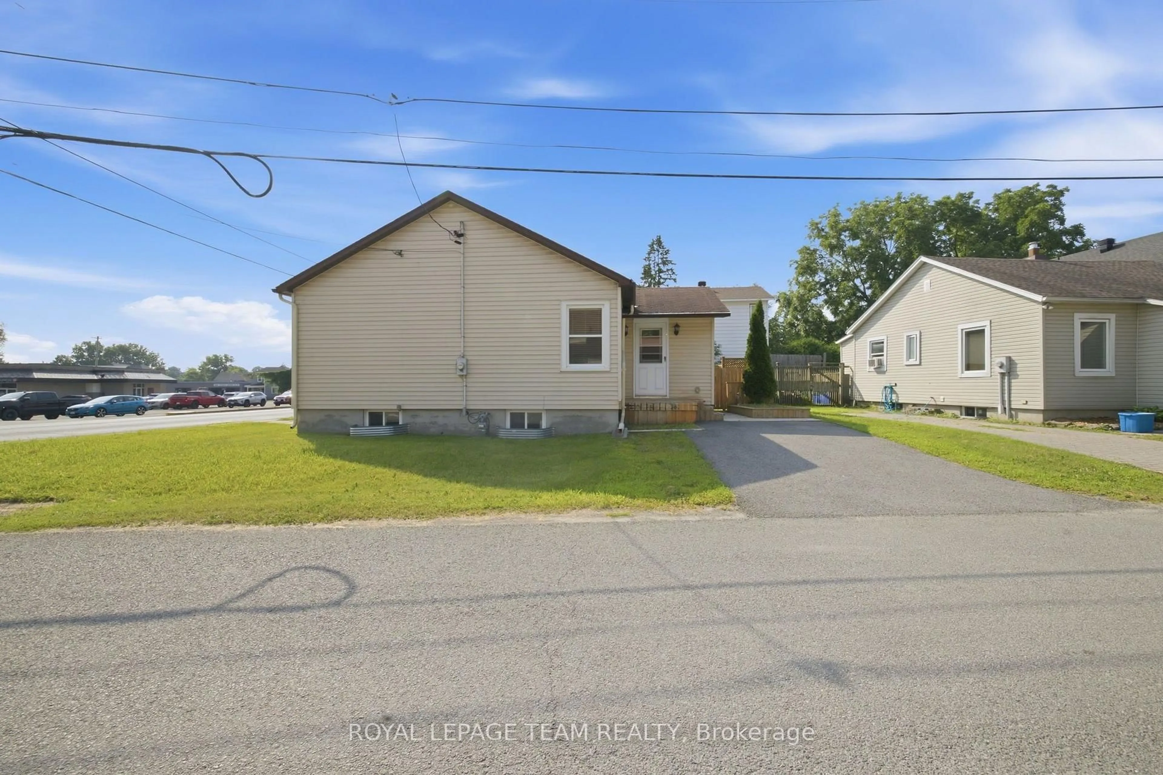 A pic from outside/outdoor area/front of a property/back of a property/a pic from drone, street for 218 Rideau St, North Grenville Ontario K0G 1J0