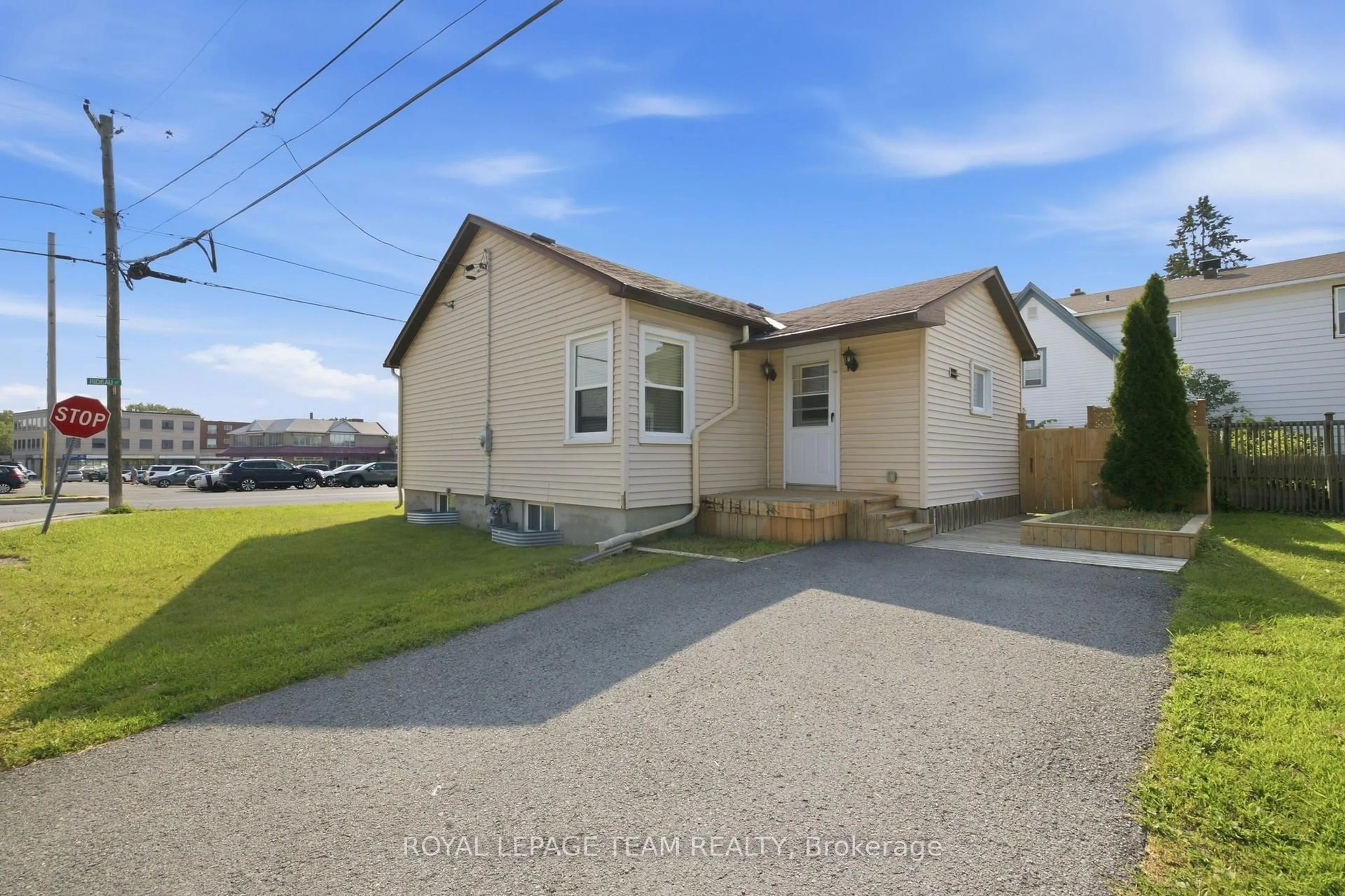 A pic from outside/outdoor area/front of a property/back of a property/a pic from drone, street for 218 Rideau St, North Grenville Ontario K0G 1J0