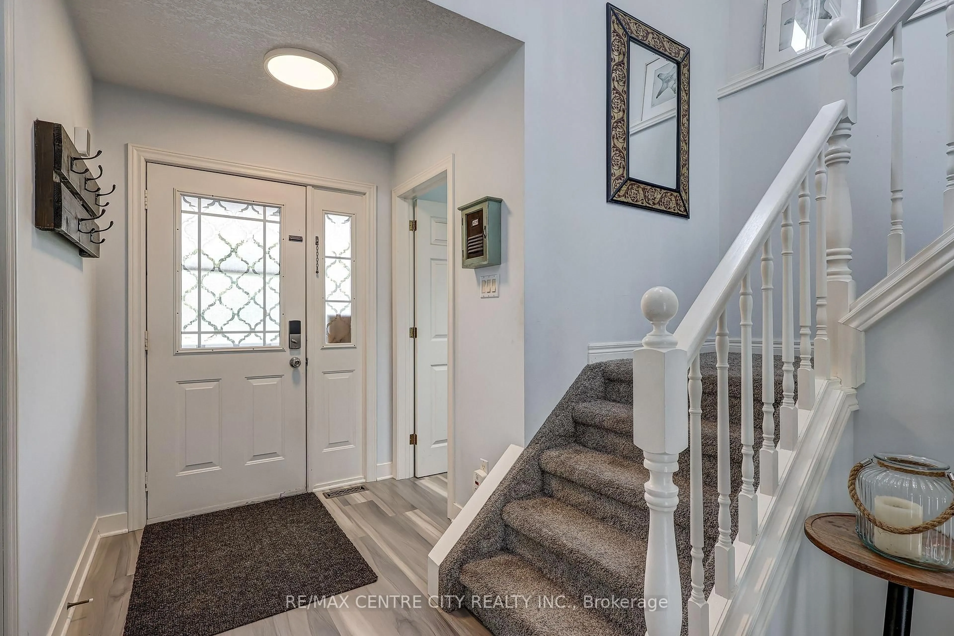 Indoor entryway for 15 Schreyer Dr, St. Thomas Ontario N5R 6E8
