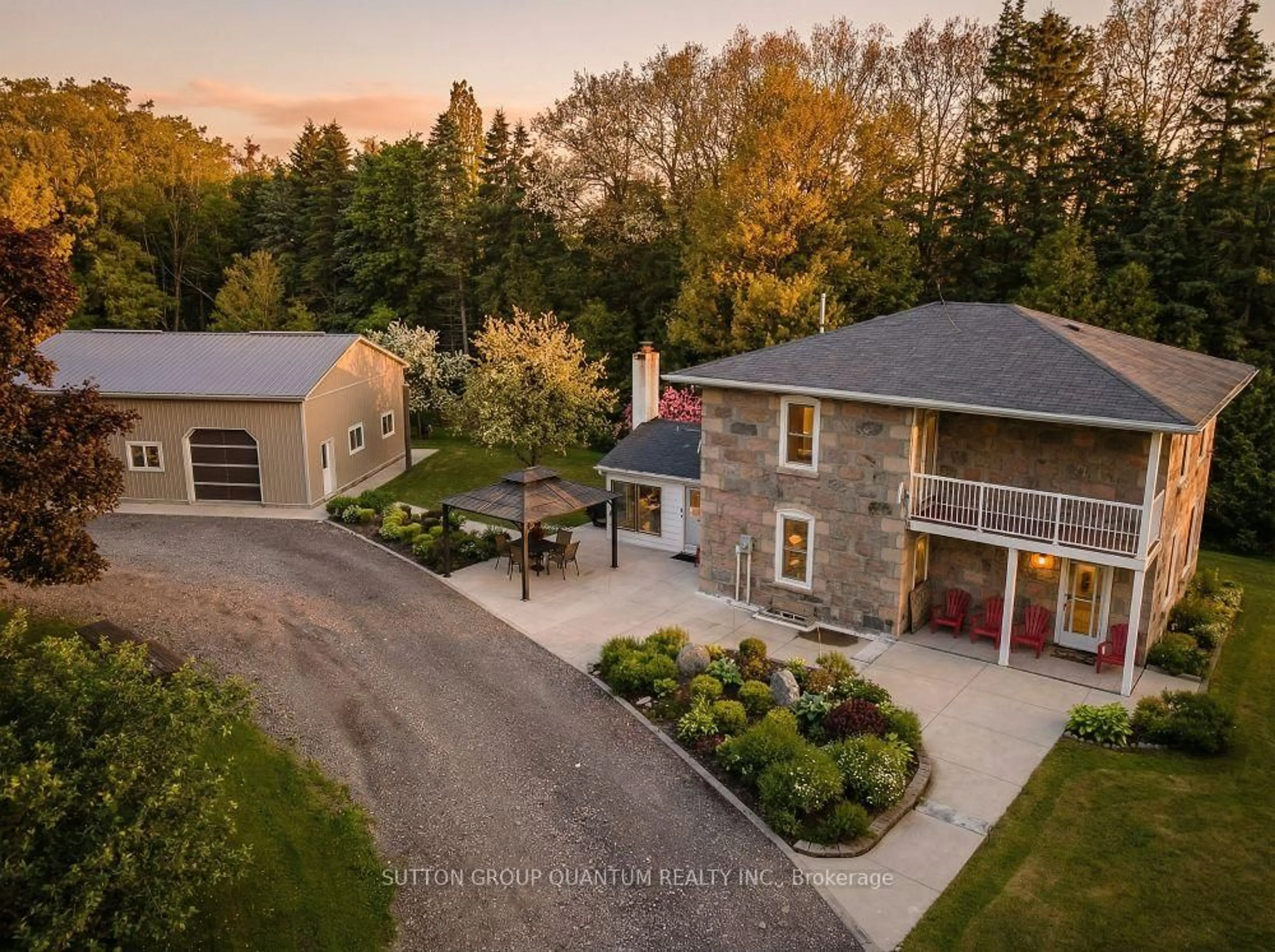 A pic from outside/outdoor area/front of a property/back of a property/a pic from drone, street for 5354 Fifth Line, Erin Ontario N0B 1T0