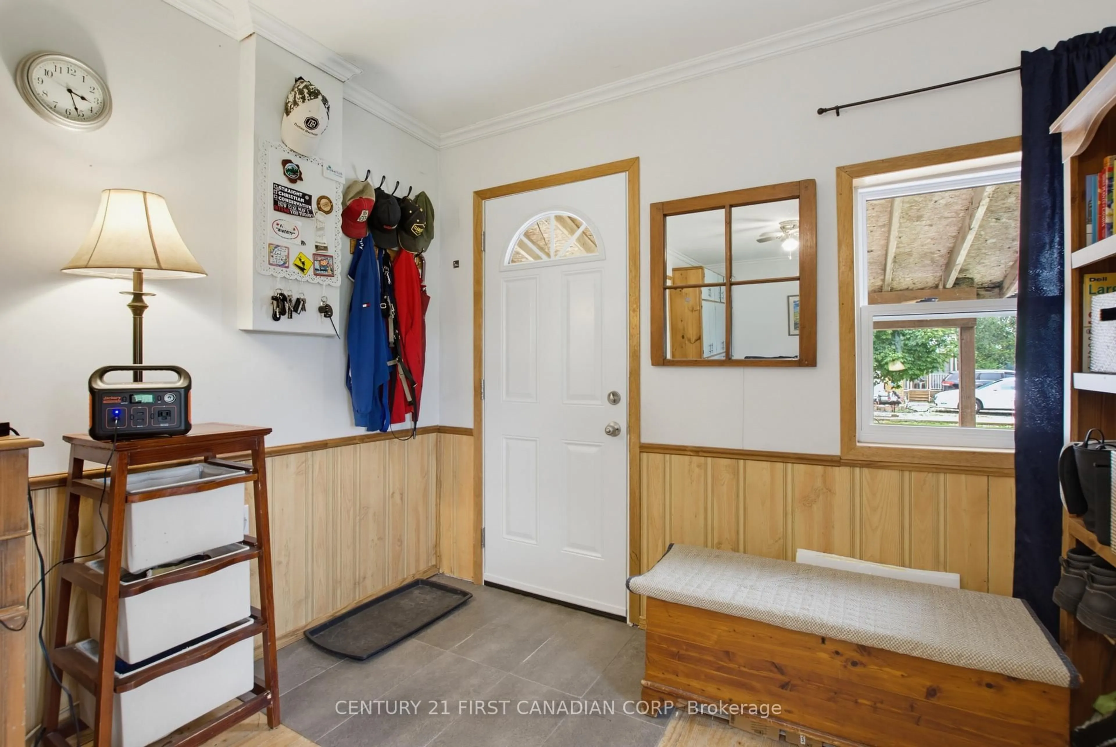 Indoor entryway for 9279 Hacienda Rd #2, Malahide Ontario N5H 2R1