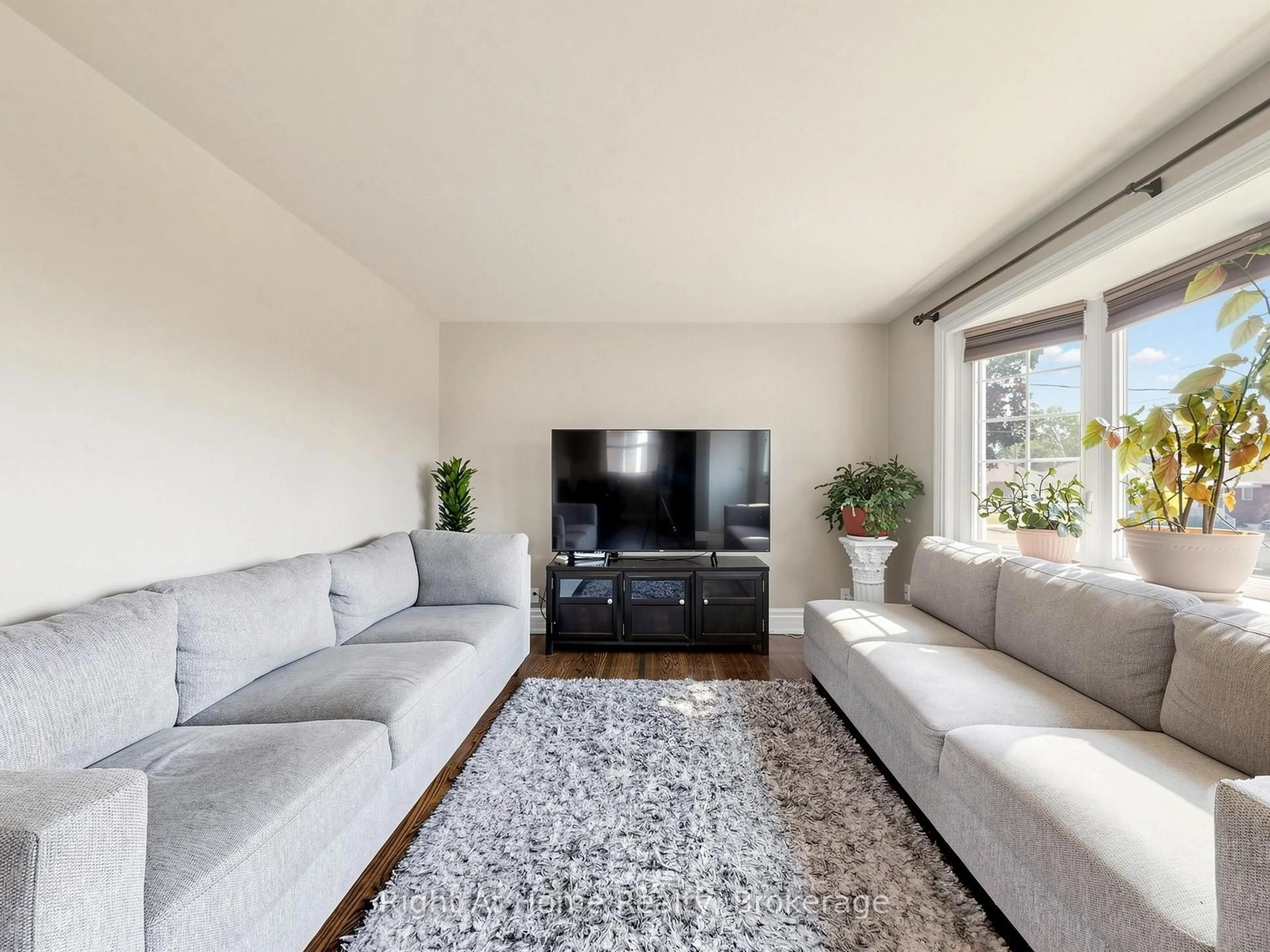 Living room with furniture, unknown for 536 Barbara St, Cobourg Ontario K9A 2B1
