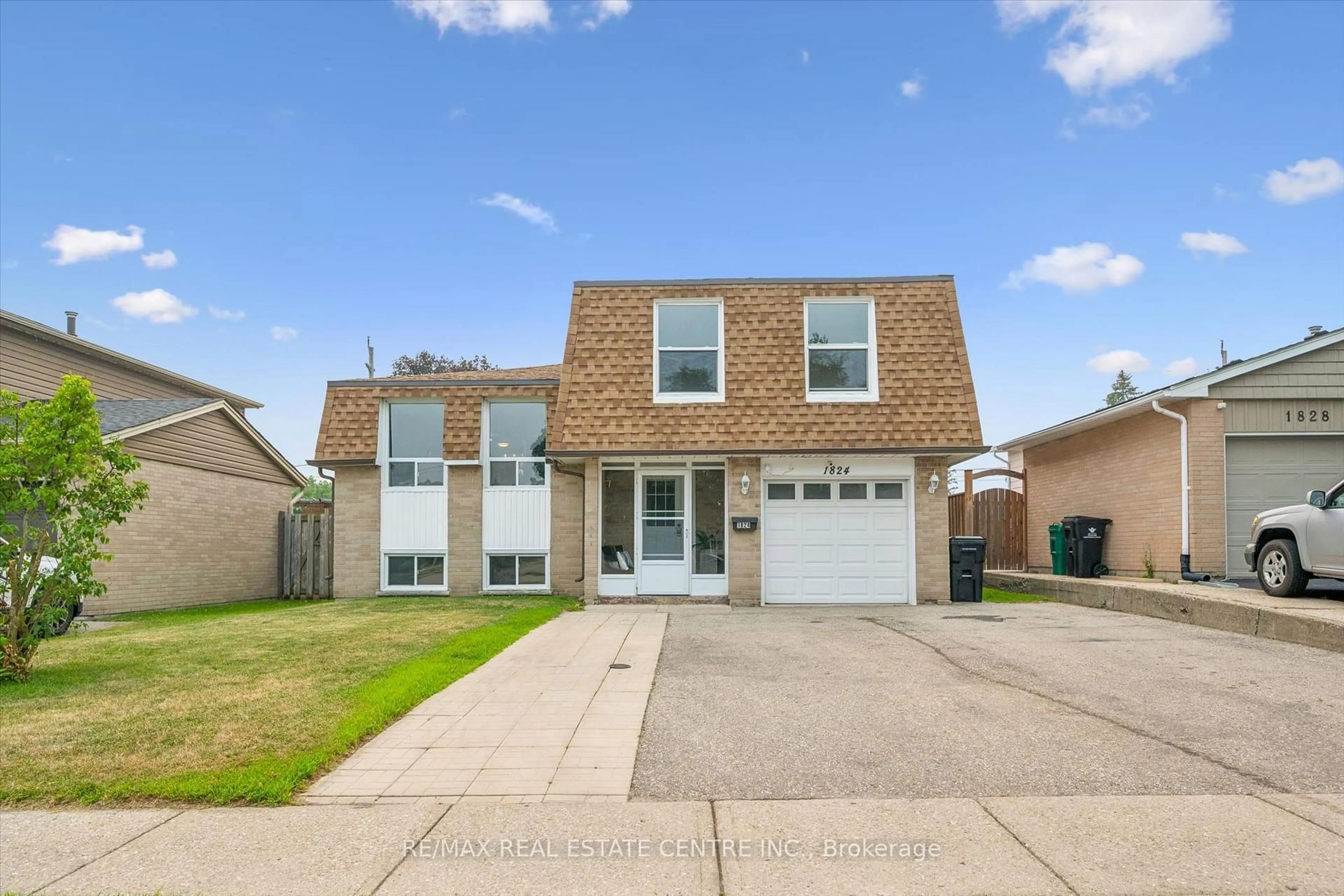 Home with vinyl exterior material, street for 1824 Earlwood Dr, Cambridge Ontario N3H 5A3