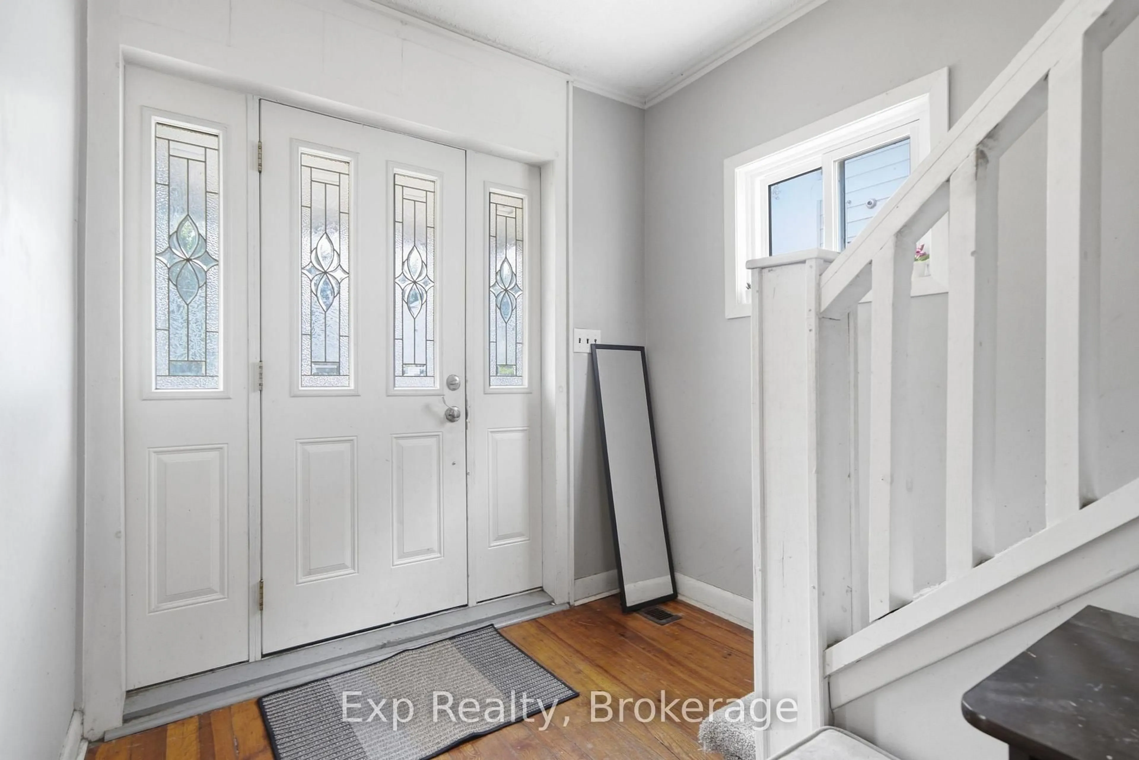 Indoor entryway for 18 Charlotte St, Belleville Ontario K8P 1E2