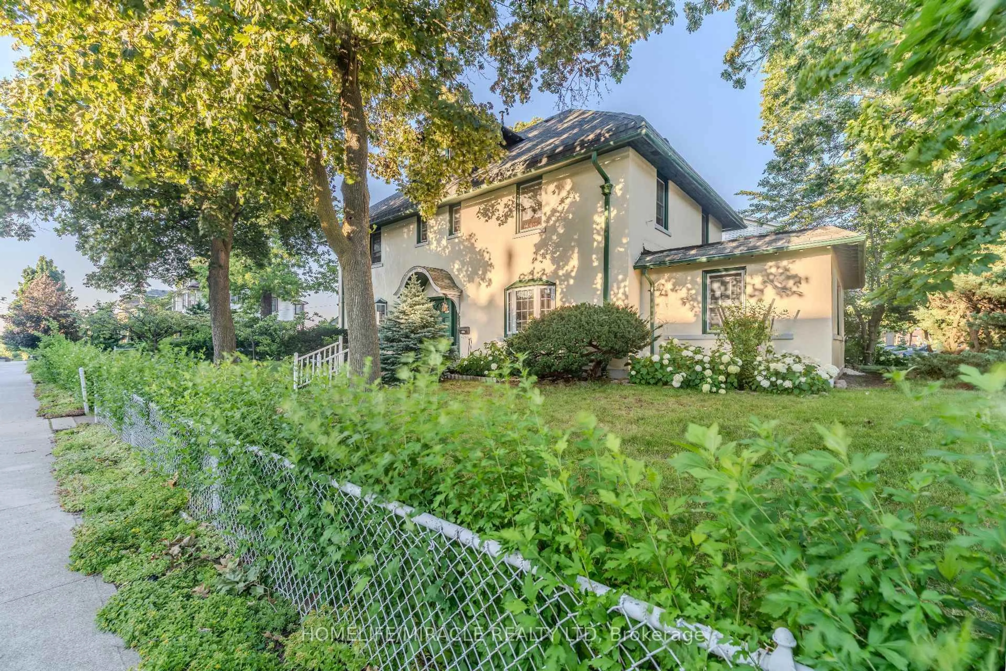 A pic from outside/outdoor area/front of a property/back of a property/a pic from drone, street for 5214 Third Ave, Niagara Falls Ontario L2E 4M4