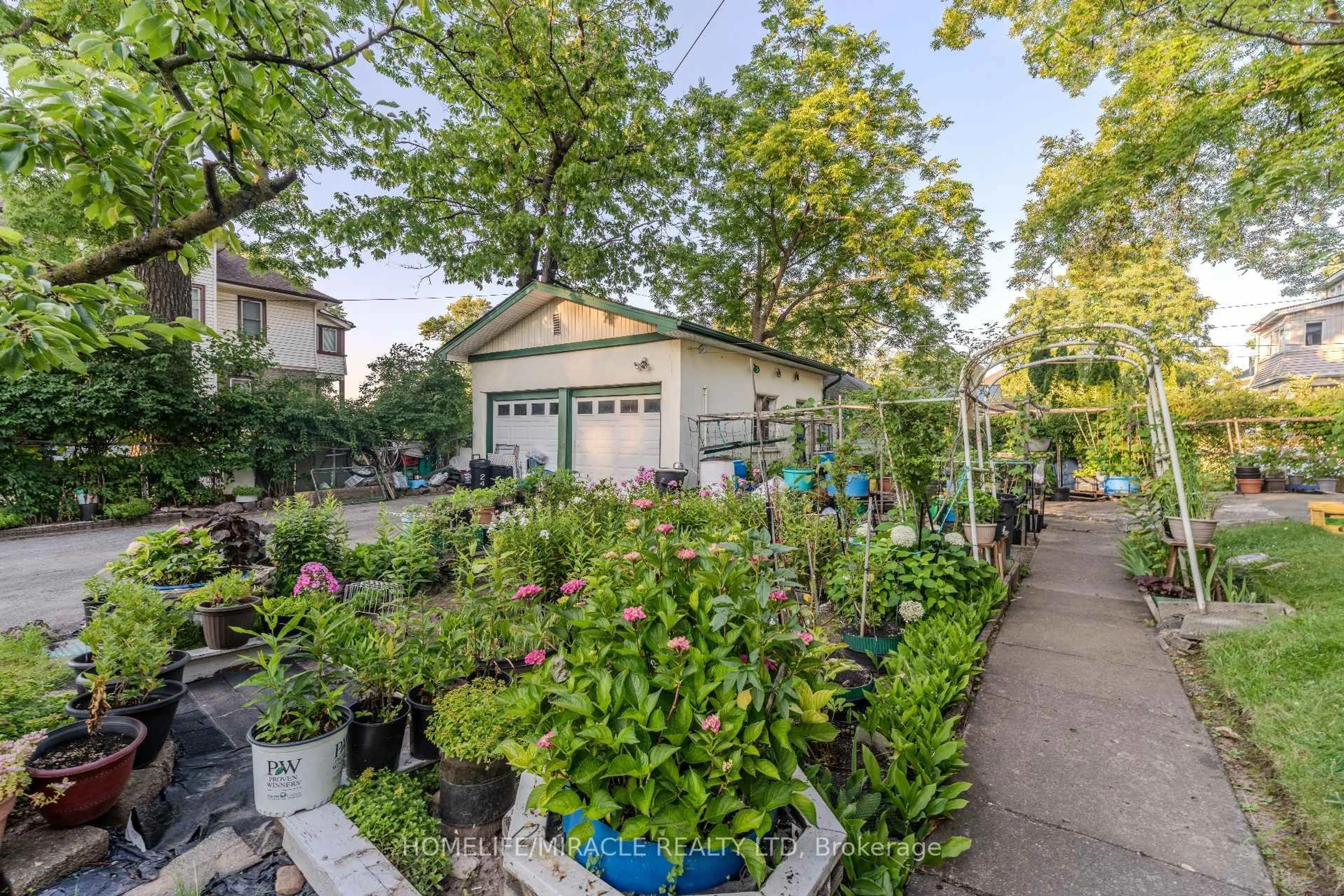 Patio, street for 5214 Third Ave, Niagara Falls Ontario L2E 4M4