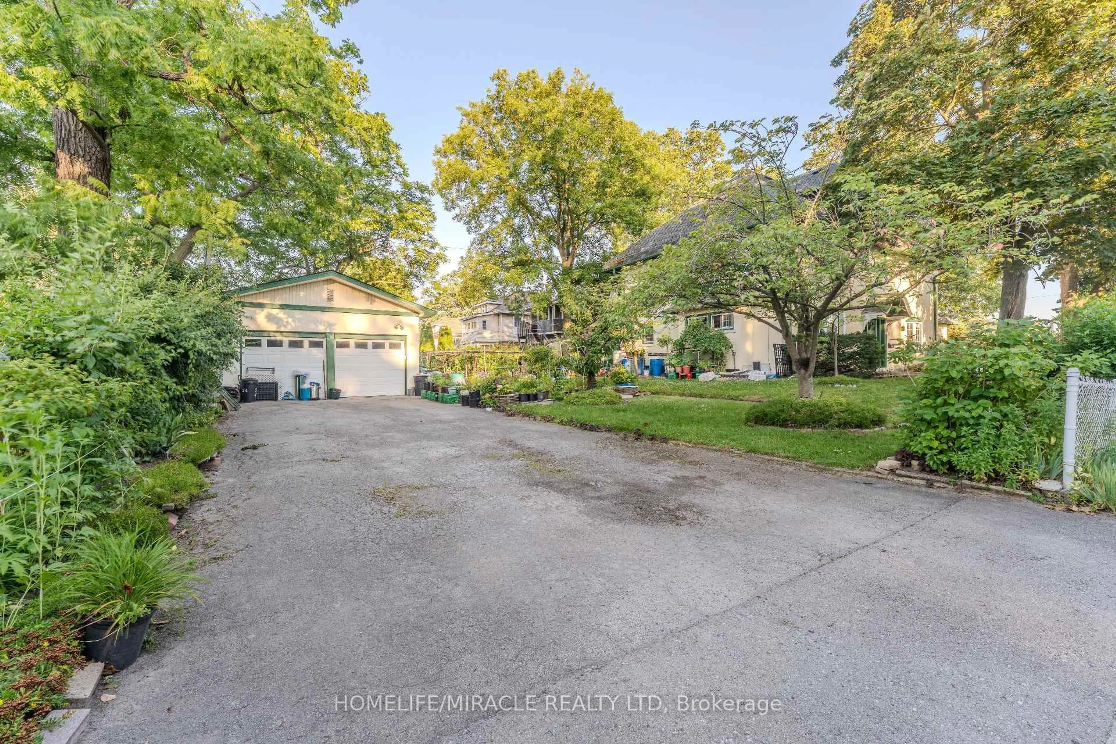 A pic from outside/outdoor area/front of a property/back of a property/a pic from drone, street for 5214 Third Ave, Niagara Falls Ontario L2E 4M4