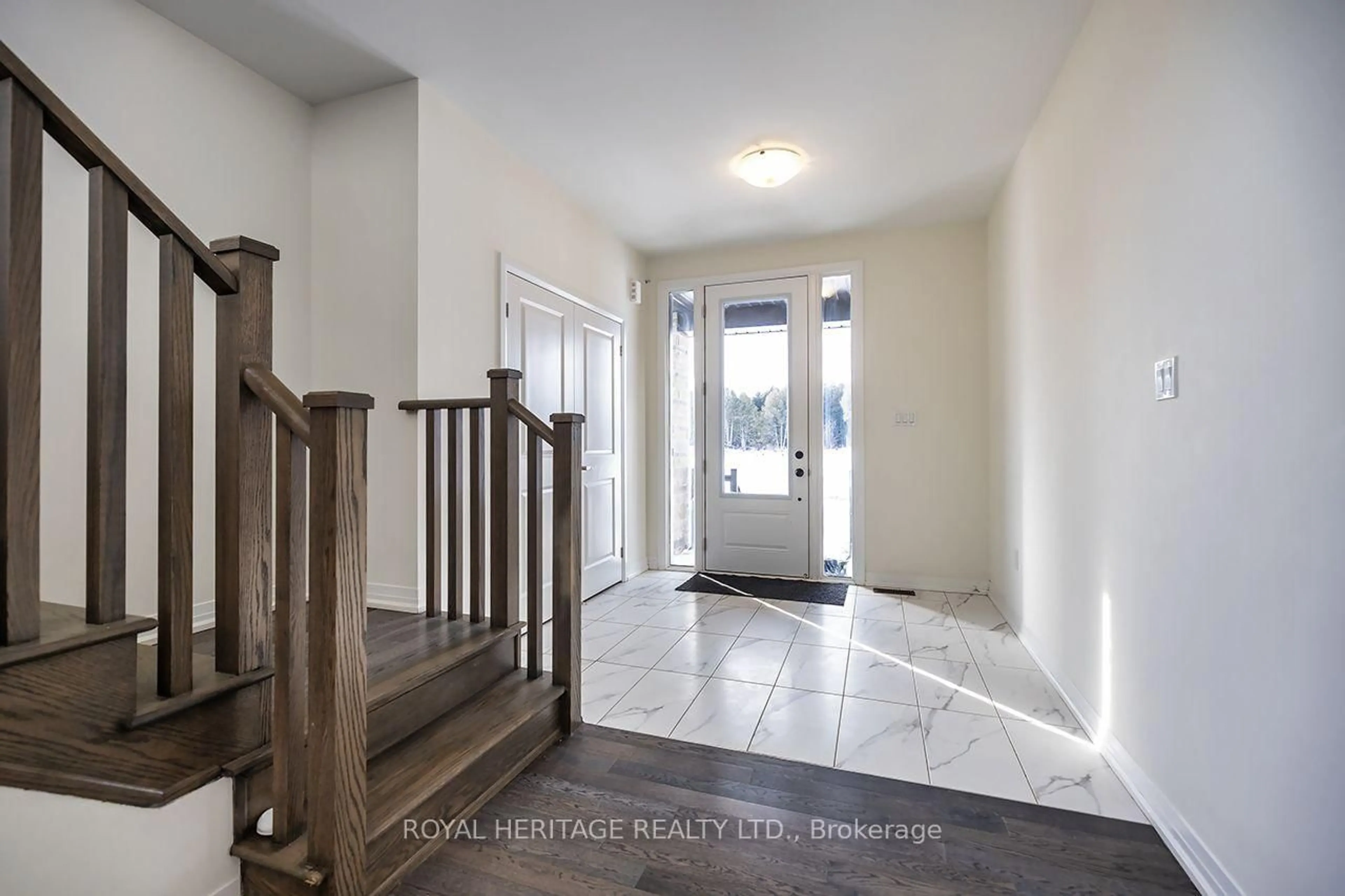 Indoor entryway for 289 Flavelle Way, Peterborough Ontario K9J 0G3