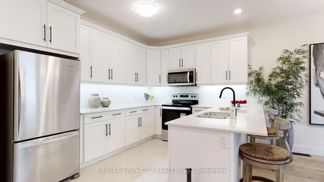 77 CHRISTOPHER Crt, London South 4