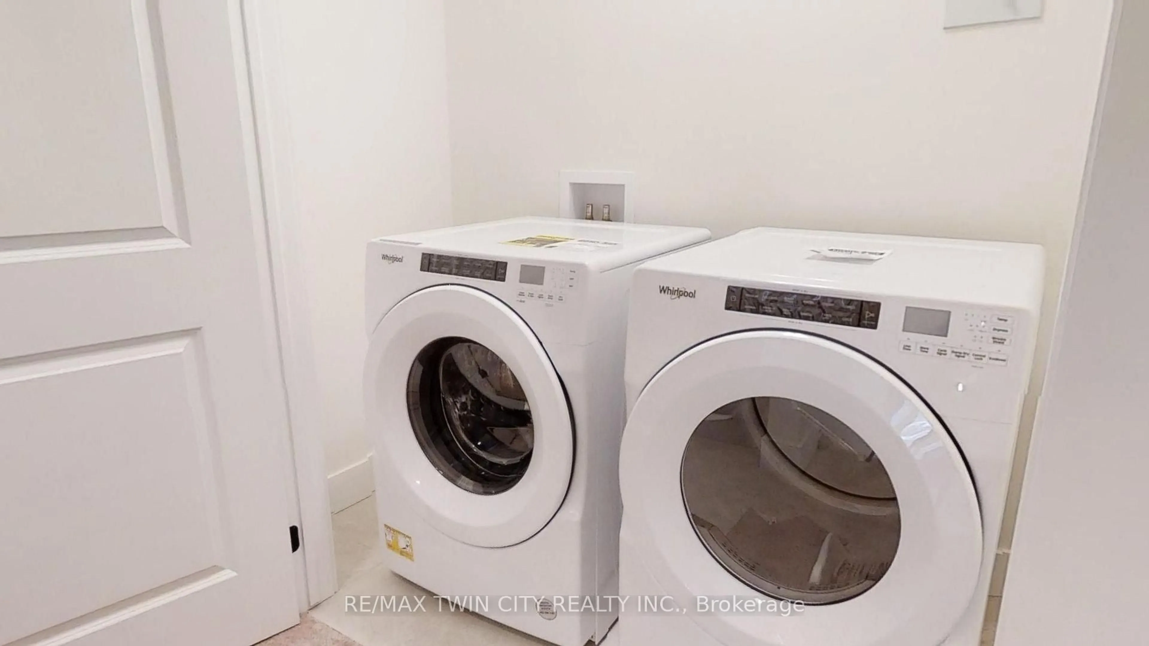 Laundry room for 77 CHRISTOPHER Crt, London South Ontario N5X 3X4