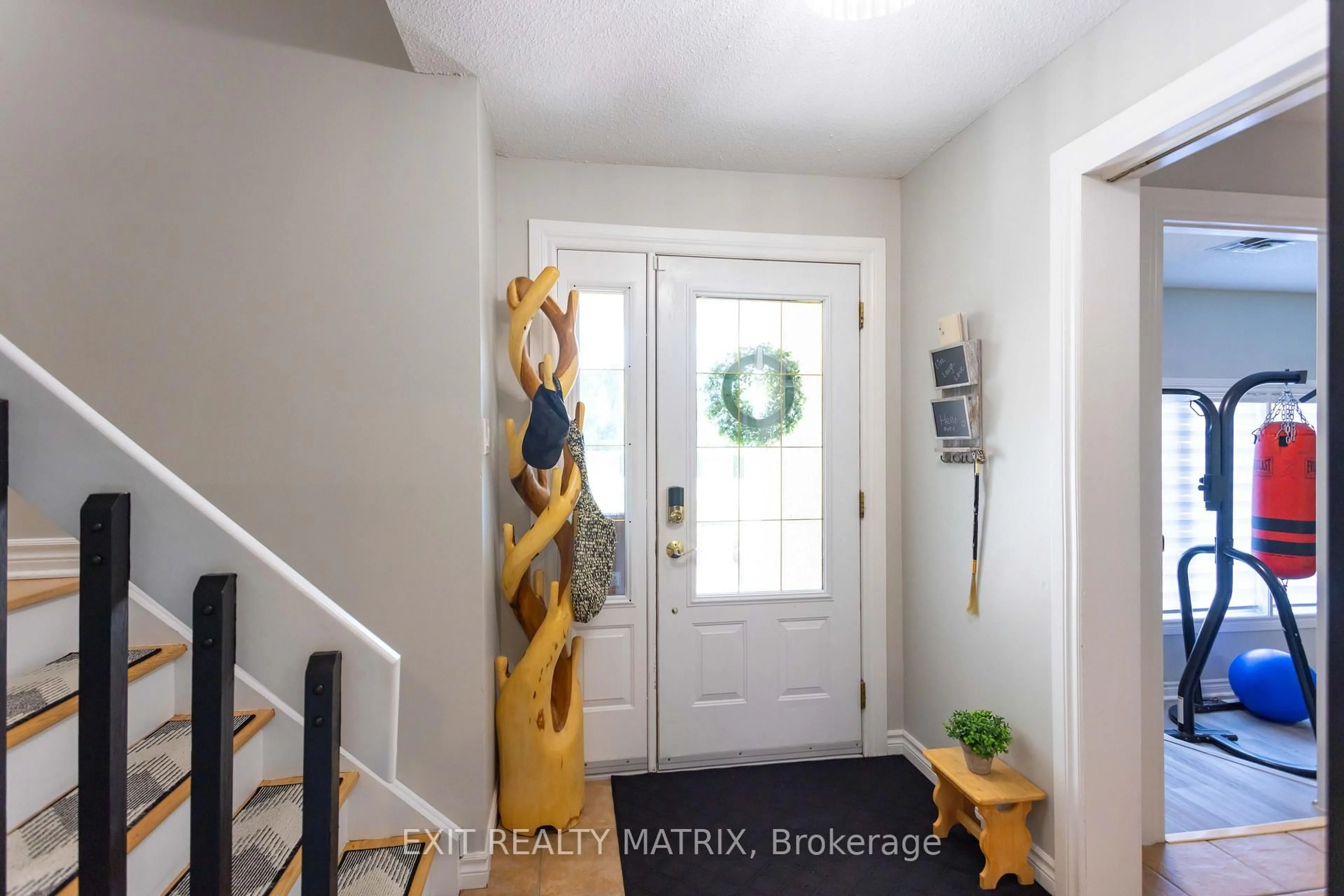 Indoor entryway for 8399 Rowan Dr, Metcalfe Ontario K0A 2P0