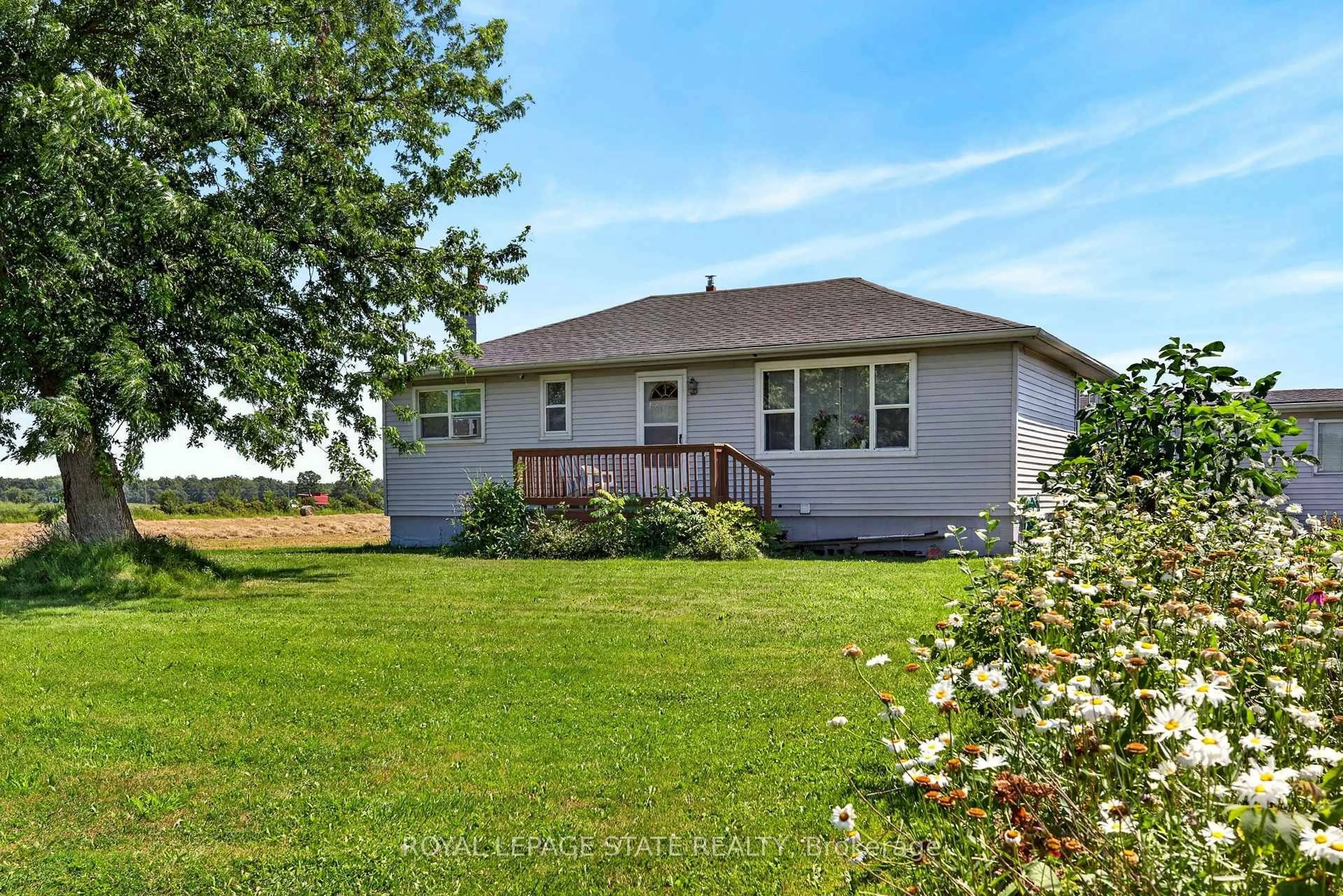 Home with vinyl exterior material, water/lake/river/ocean view for 958 Highland Rd, Hamilton Ontario L8J 3G9