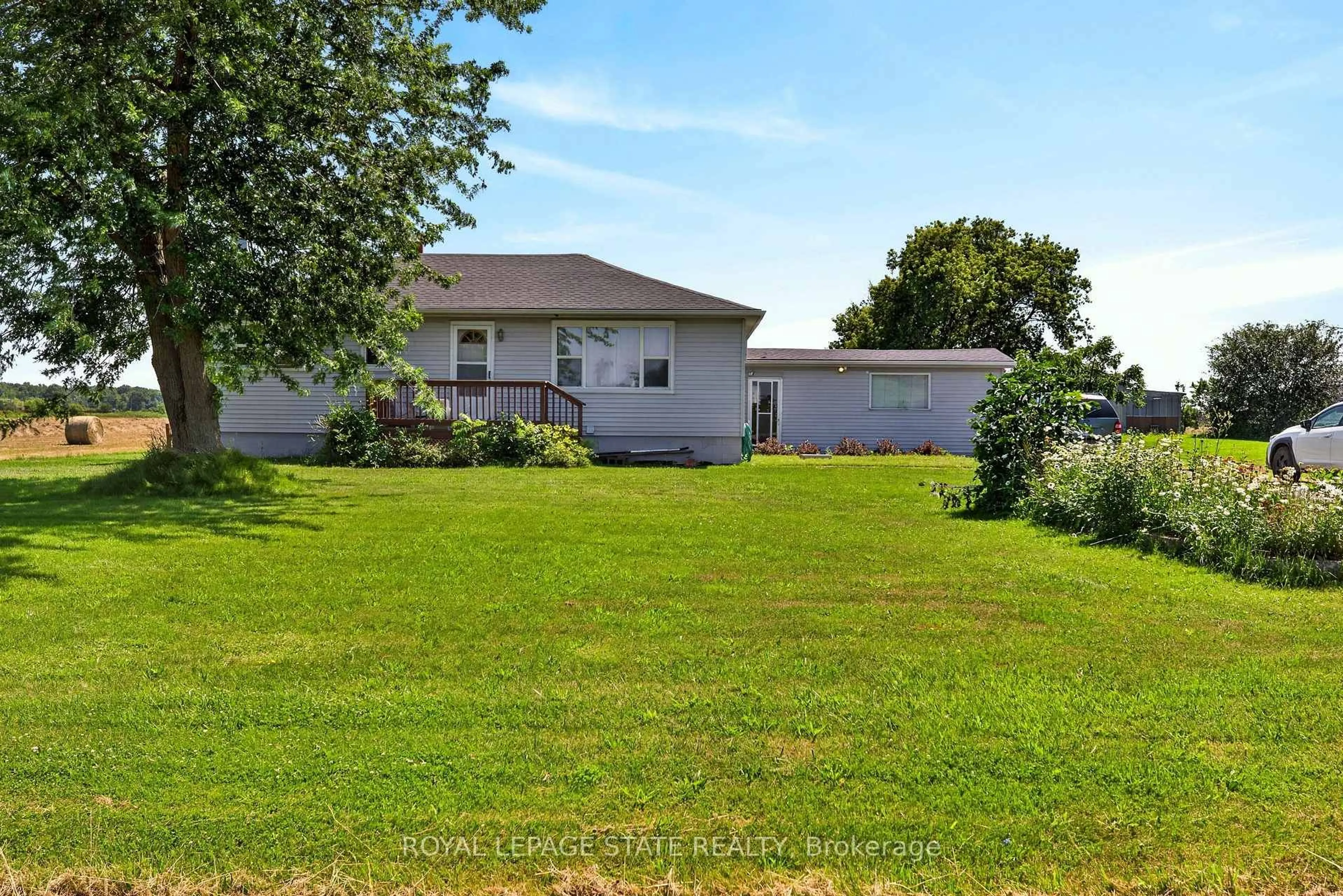 A pic from outside/outdoor area/front of a property/back of a property/a pic from drone, water/lake/river/ocean view for 958 Highland Rd, Hamilton Ontario L8J 3G9