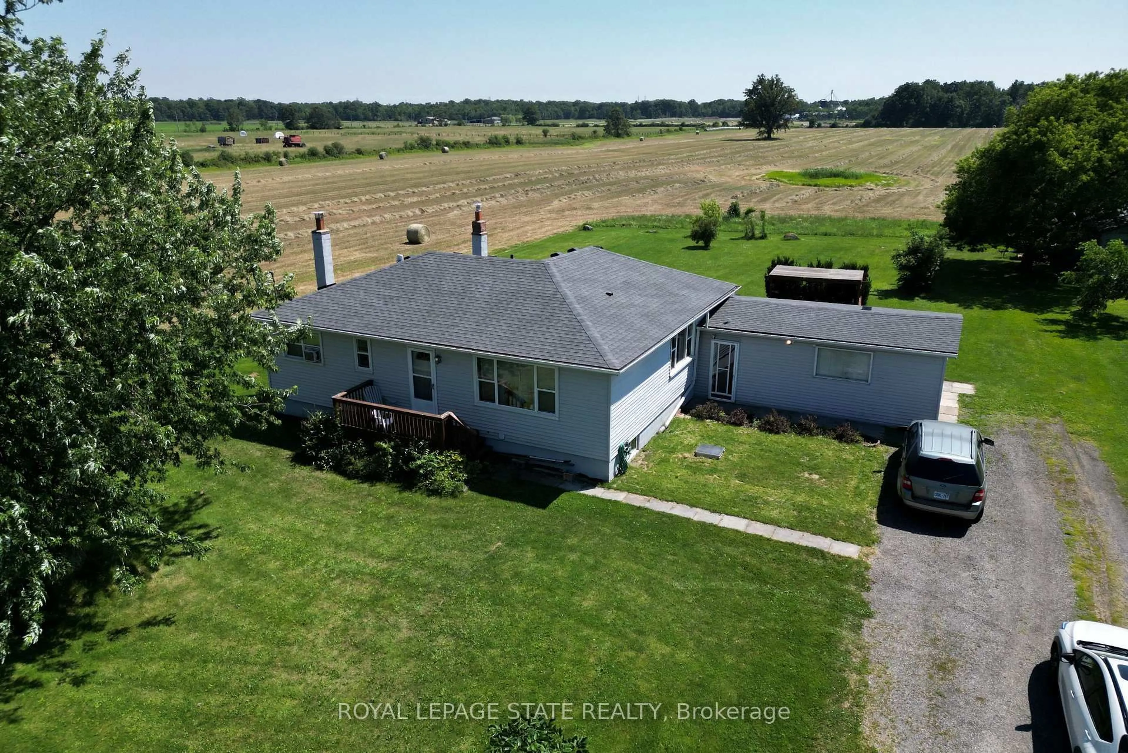 A pic from outside/outdoor area/front of a property/back of a property/a pic from drone, unknown for 958 Highland Rd, Hamilton Ontario L8J 3G9