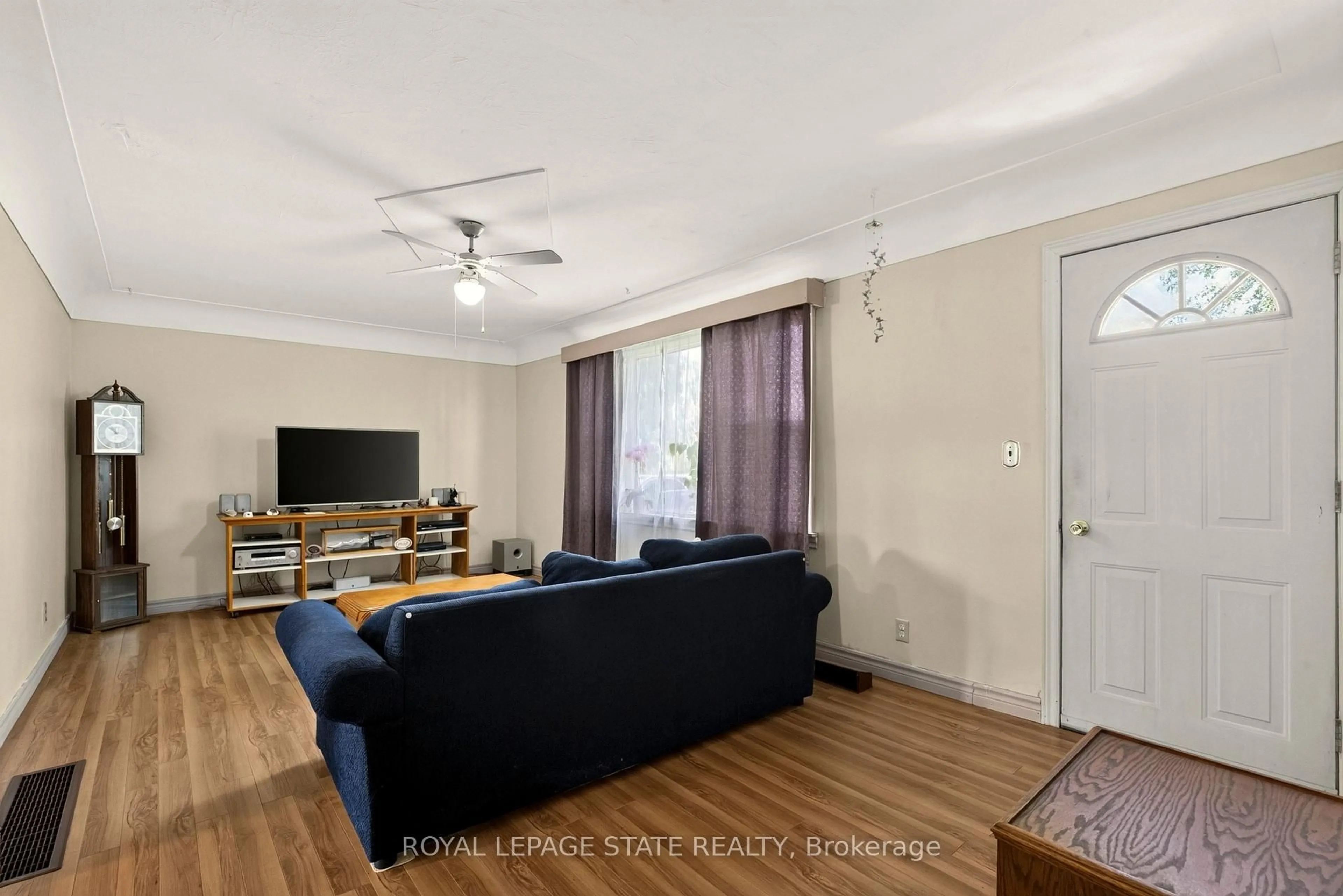 Living room with furniture, unknown for 958 Highland Rd, Hamilton Ontario L8J 3G9