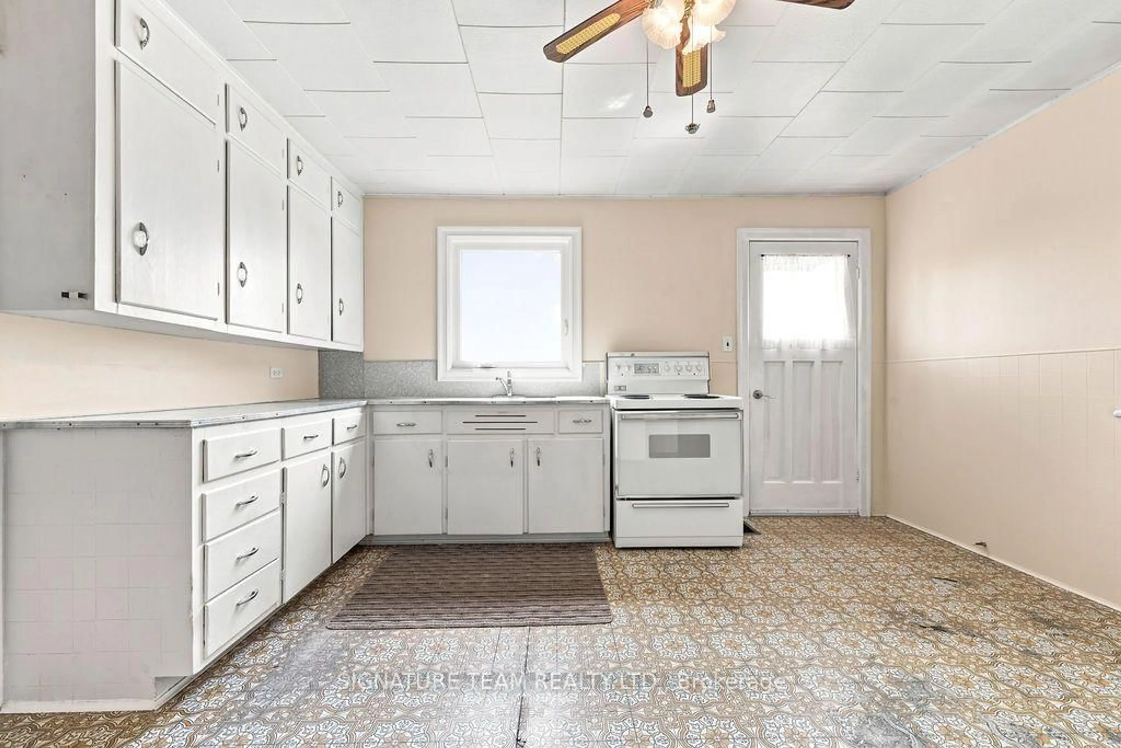 Standard kitchen, ceramic/tile floor for 227 Bonnechere St, Eganville Ontario K0J 1T0