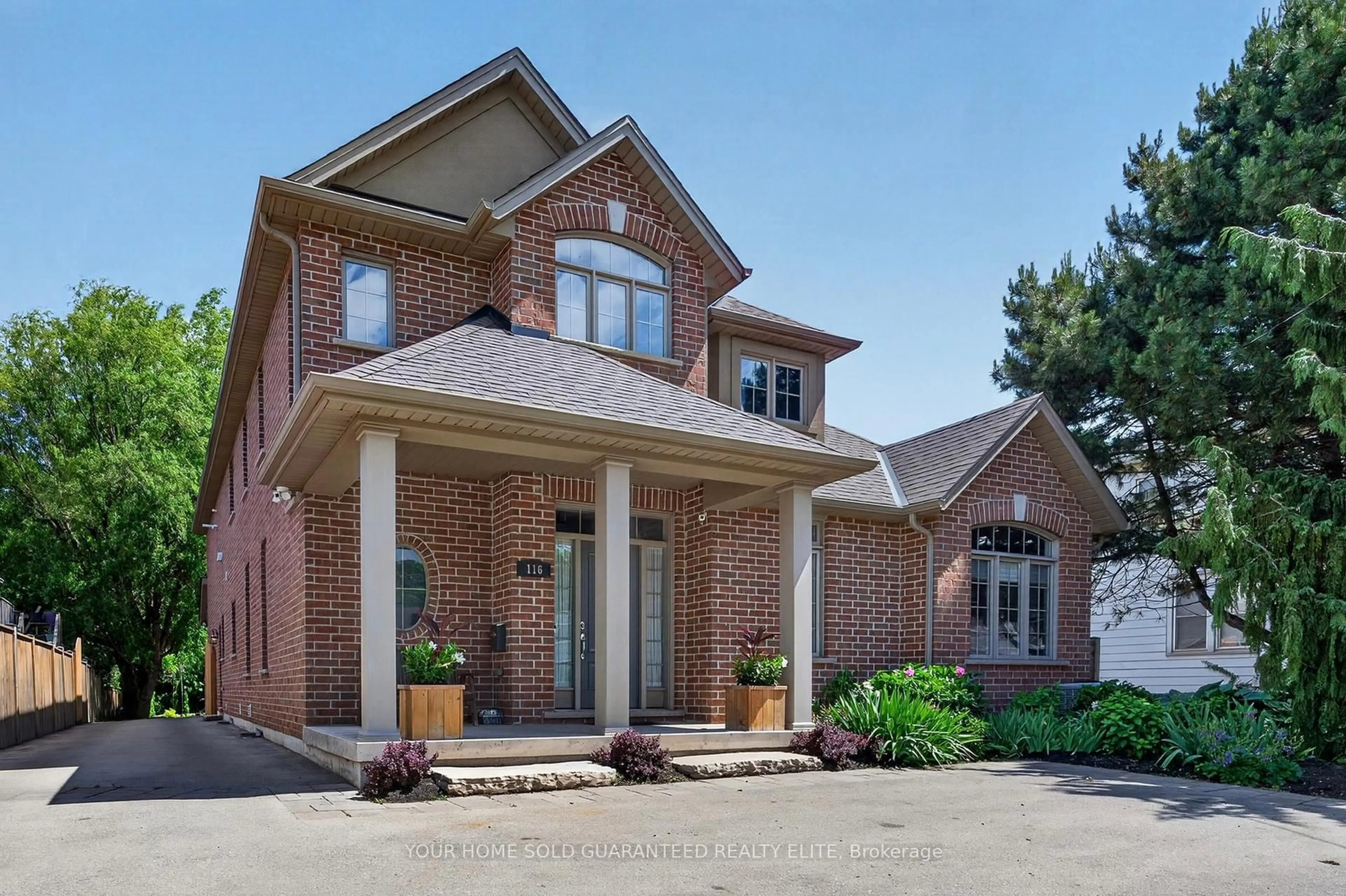 Home with brick exterior material, street for 116 Livingston Ave, Grimsby Ontario L3M 0B3