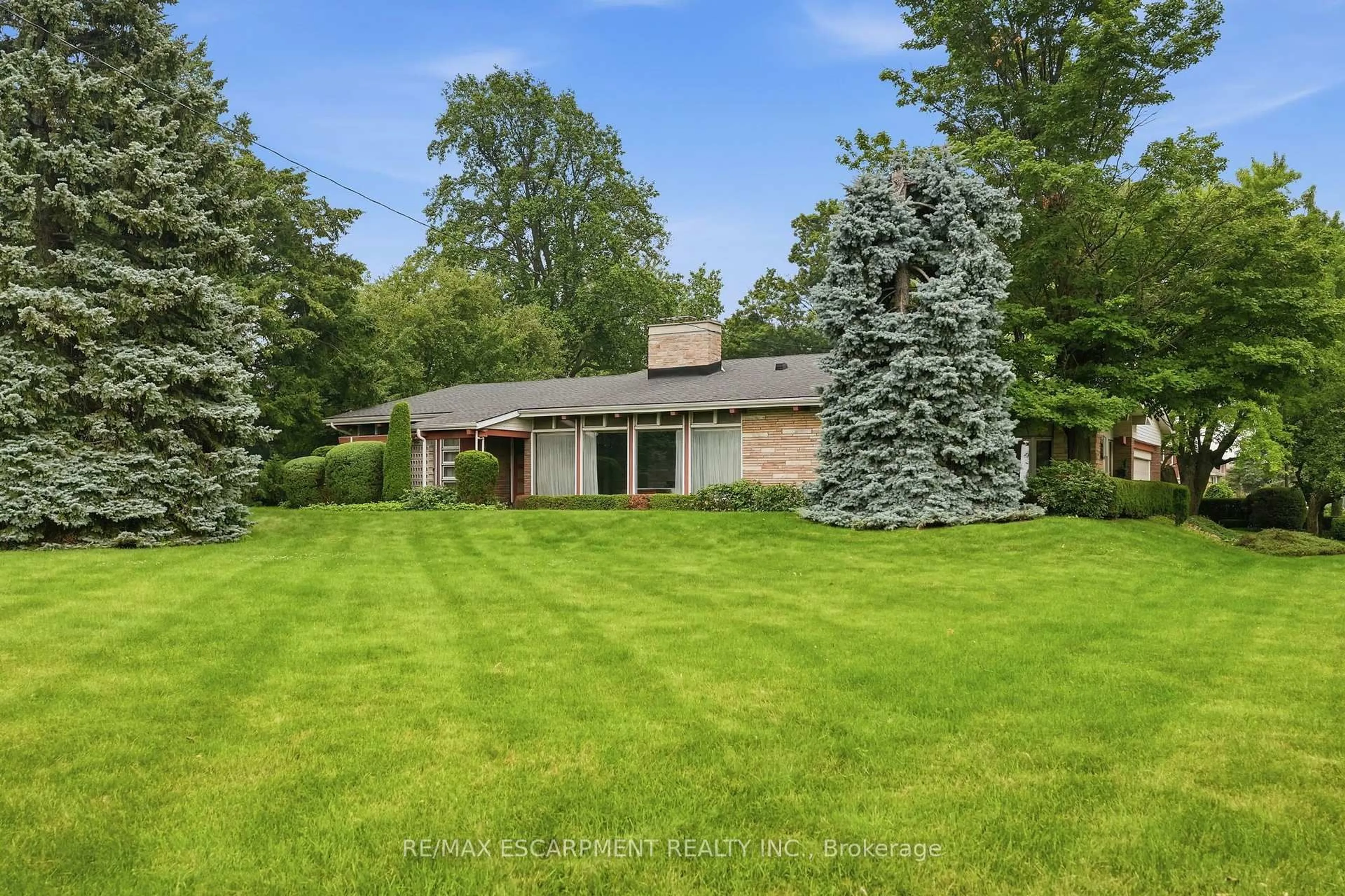 A pic from outside/outdoor area/front of a property/back of a property/a pic from drone, unknown for 264 Mountain Brow Blvd, Hamilton Ontario L8T 1A6