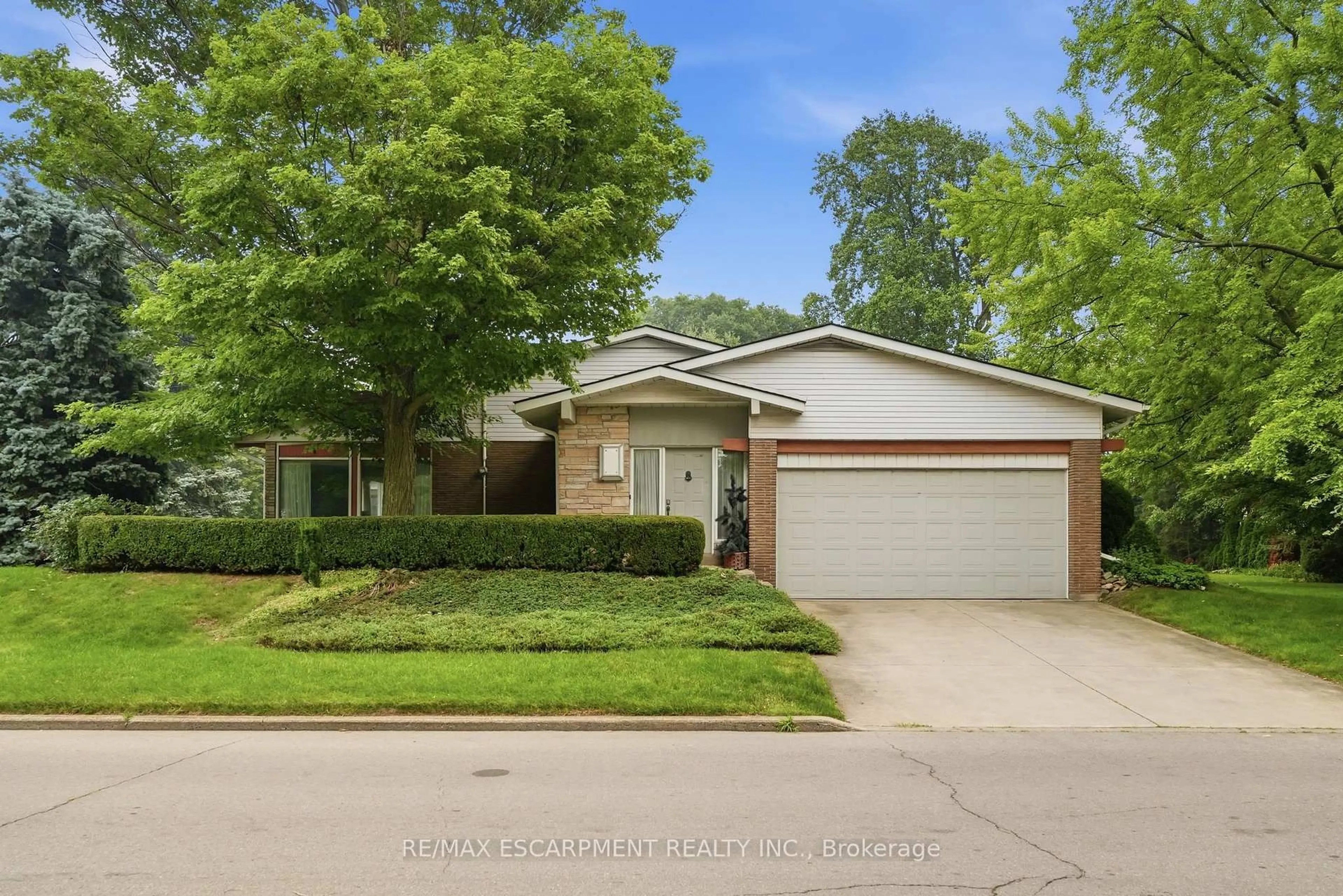 Home with brick exterior material, street for 264 Mountain Brow Blvd, Hamilton Ontario L8T 1A6