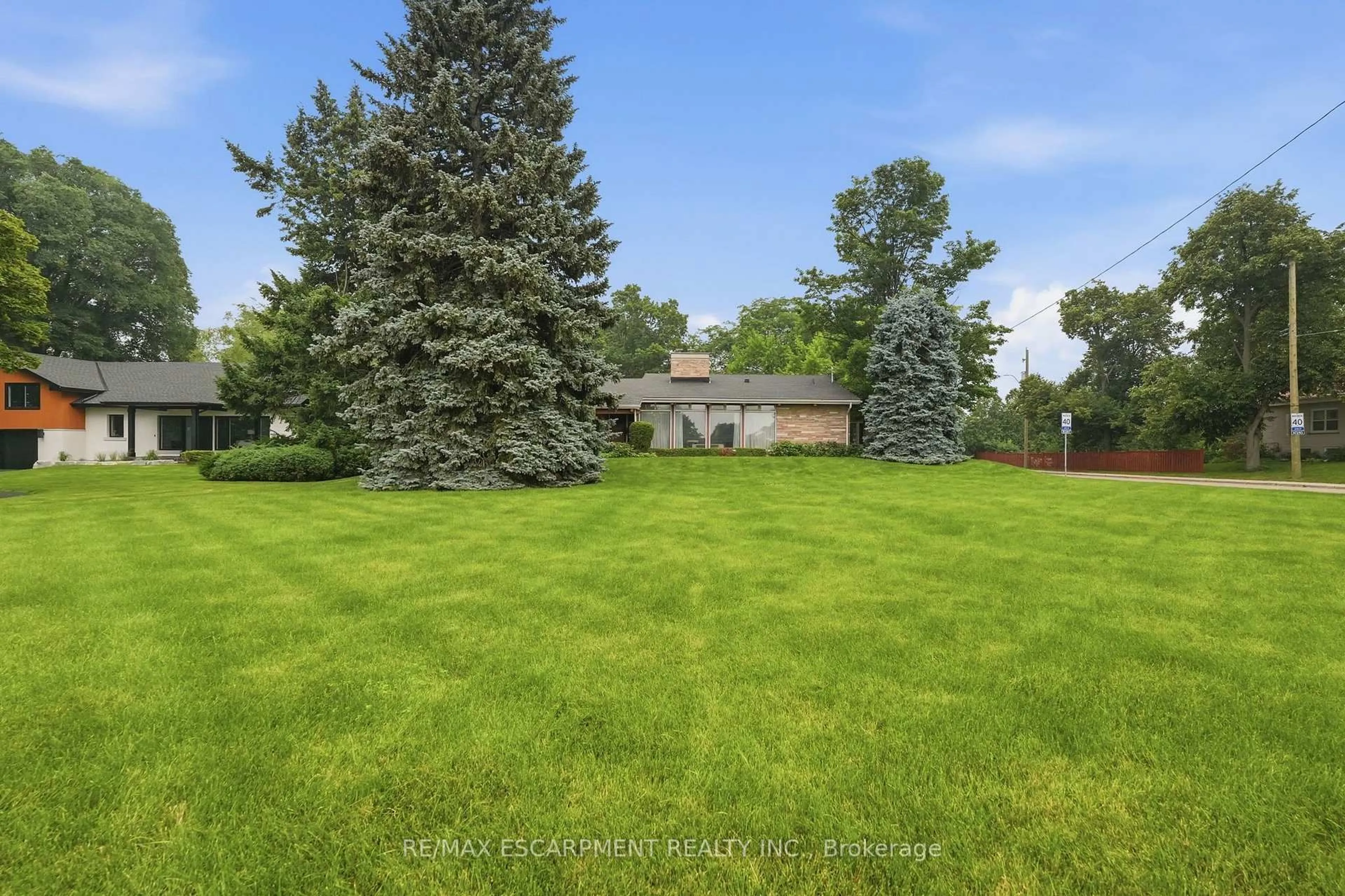 A pic from outside/outdoor area/front of a property/back of a property/a pic from drone, unknown for 264 Mountain Brow Blvd, Hamilton Ontario L8T 1A6