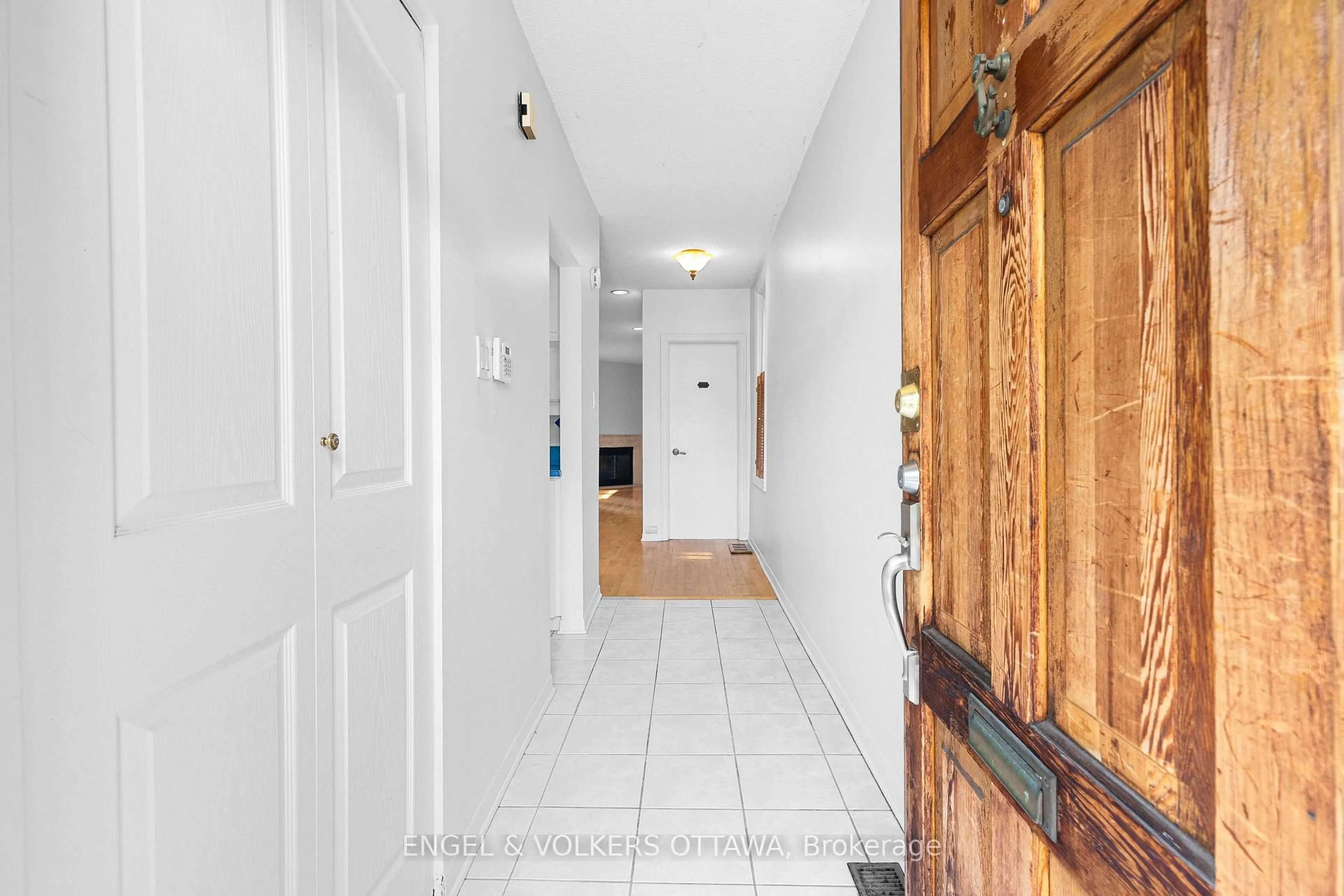 Indoor foyer for 293 Somerset St, Ottawa Ontario K1N 6V9
