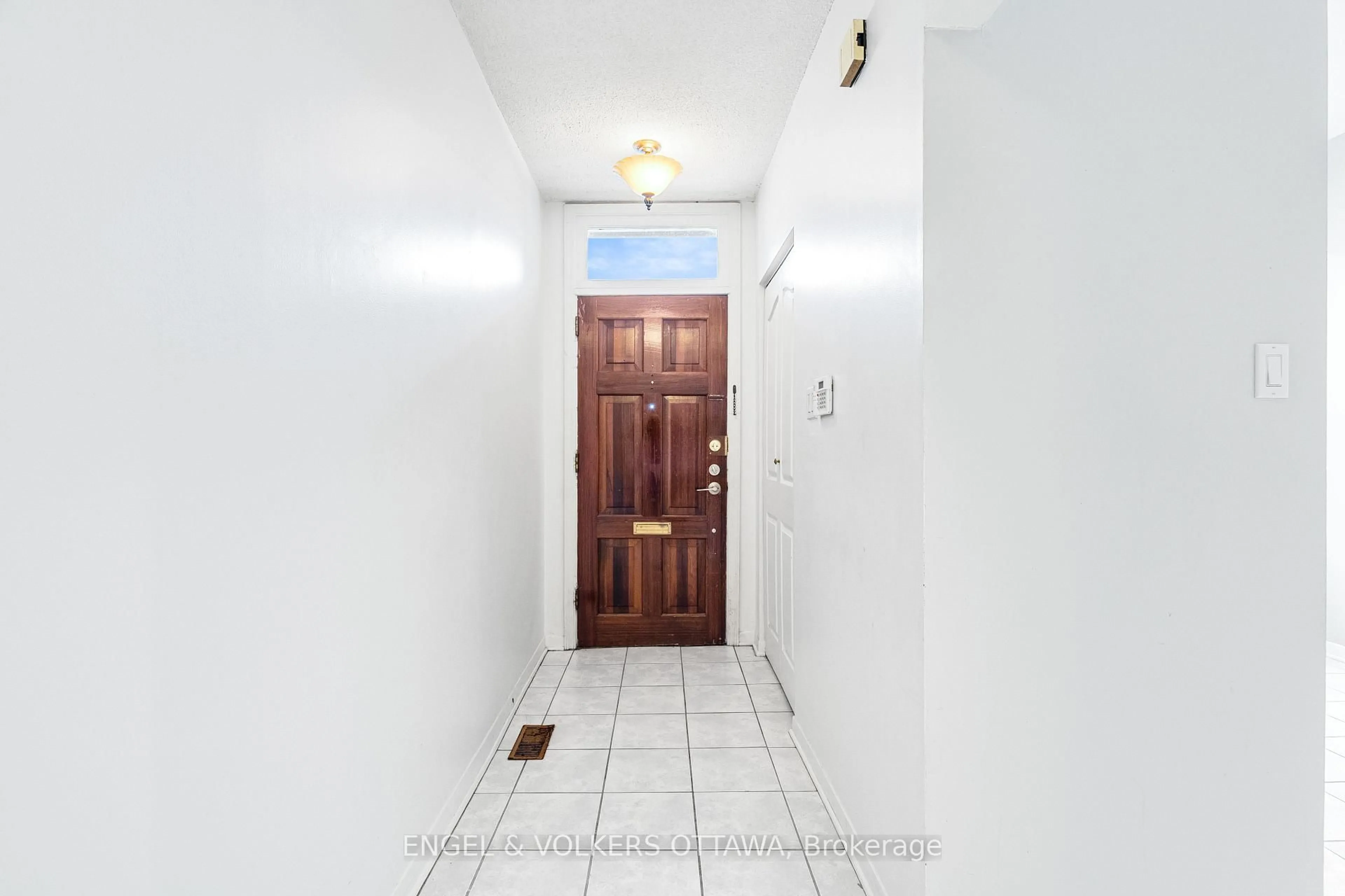Indoor entryway for 293 Somerset St, Ottawa Ontario K1N 6V9