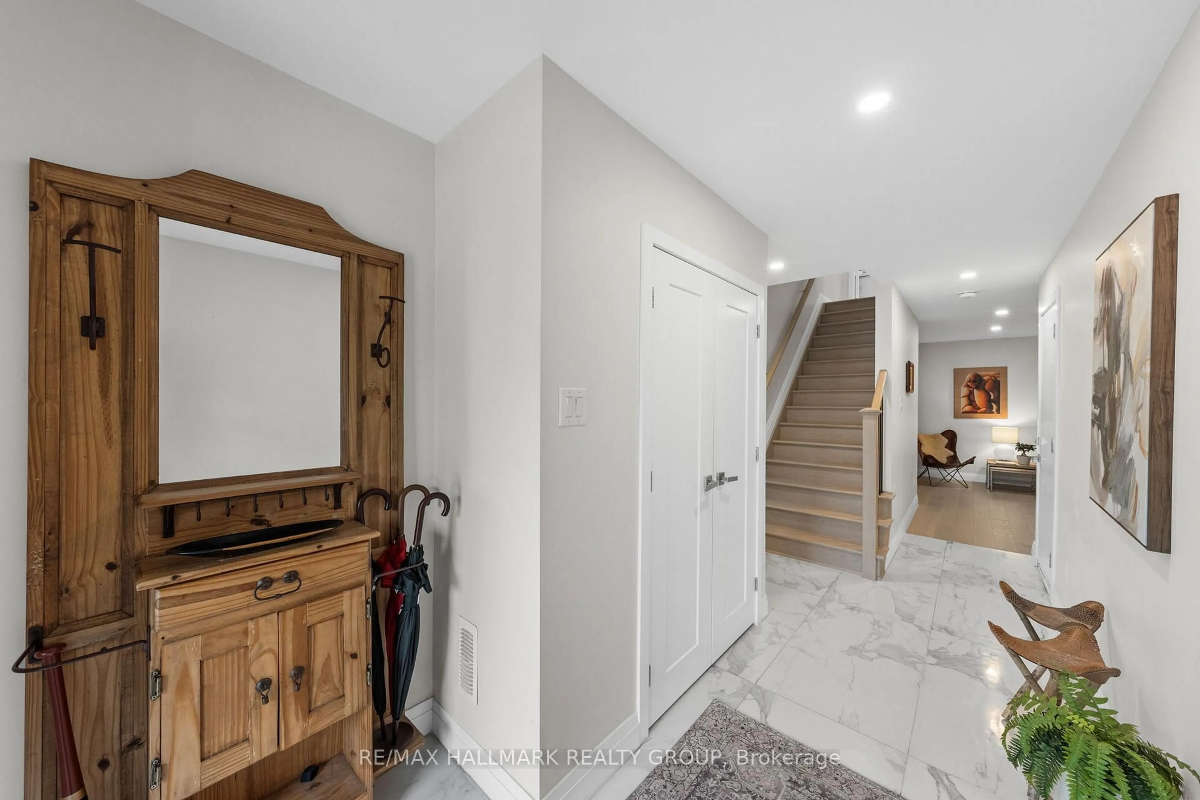 Indoor entryway for 43 Bachman Terr, Ottawa Ontario K2L 1W2