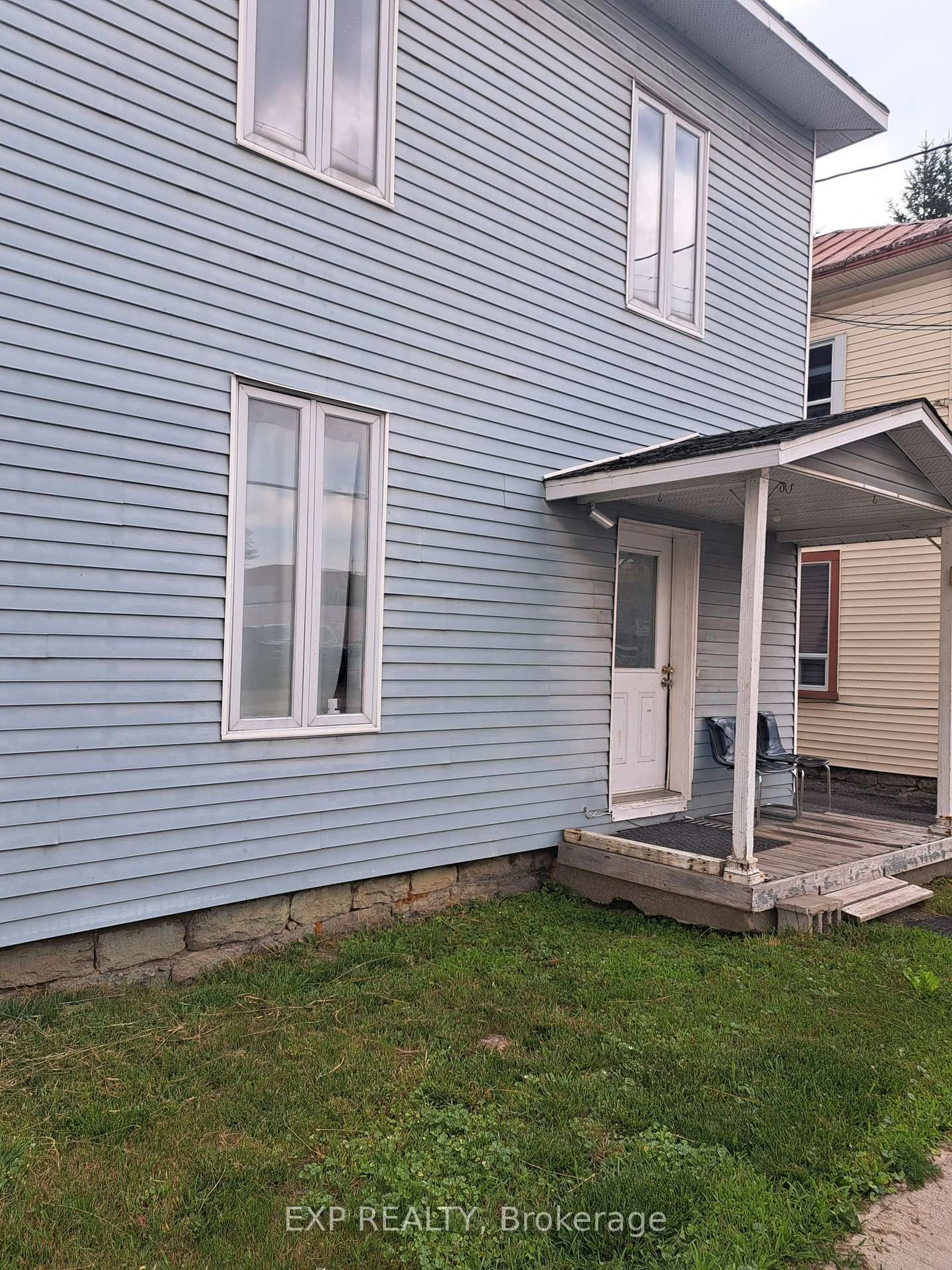 Home with vinyl exterior material, building for 19 Kenyon St, North Glengarry Ontario K0C 1A0