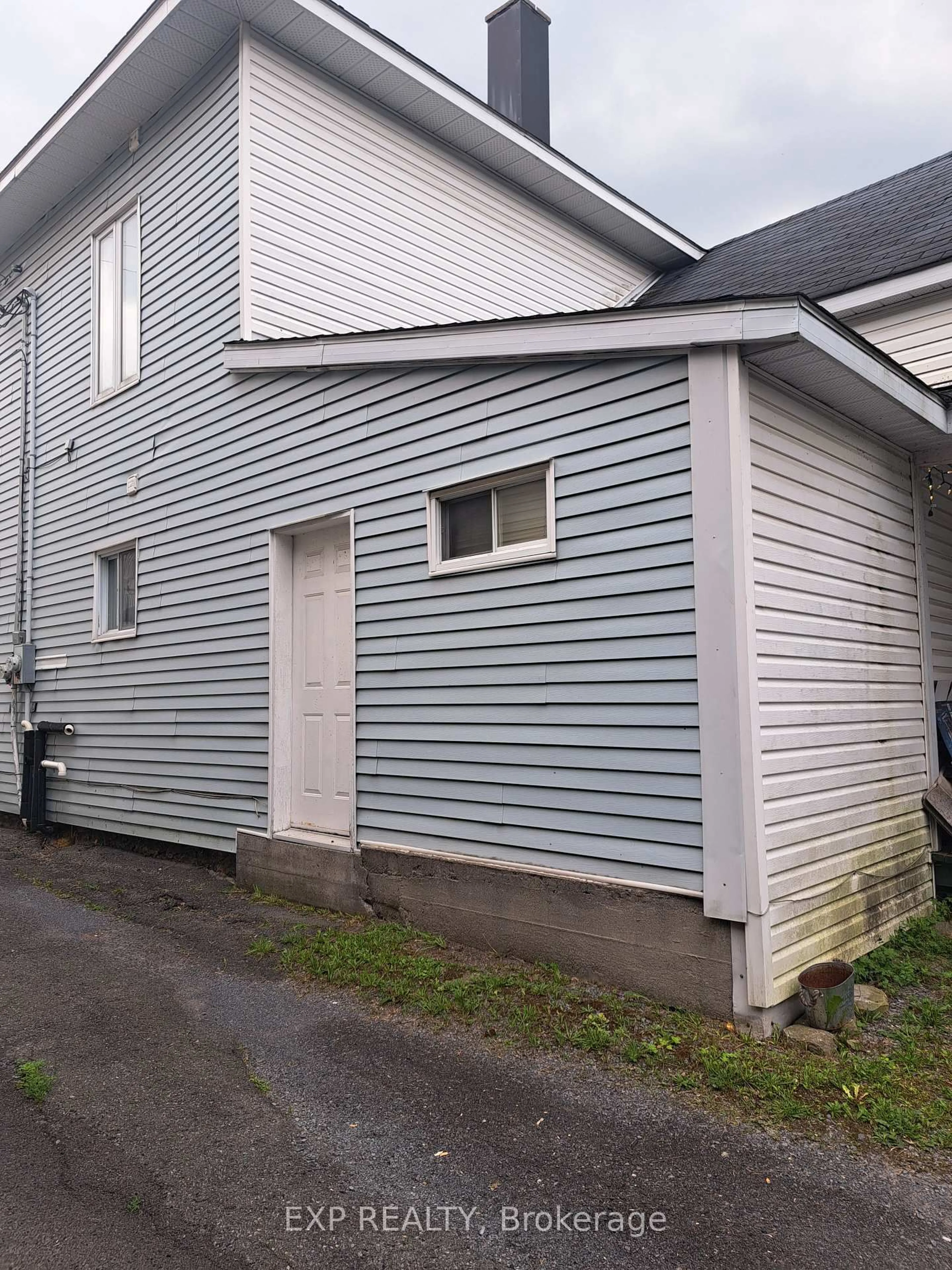 Home with vinyl exterior material, building for 19 Kenyon St, North Glengarry Ontario K0C 1A0