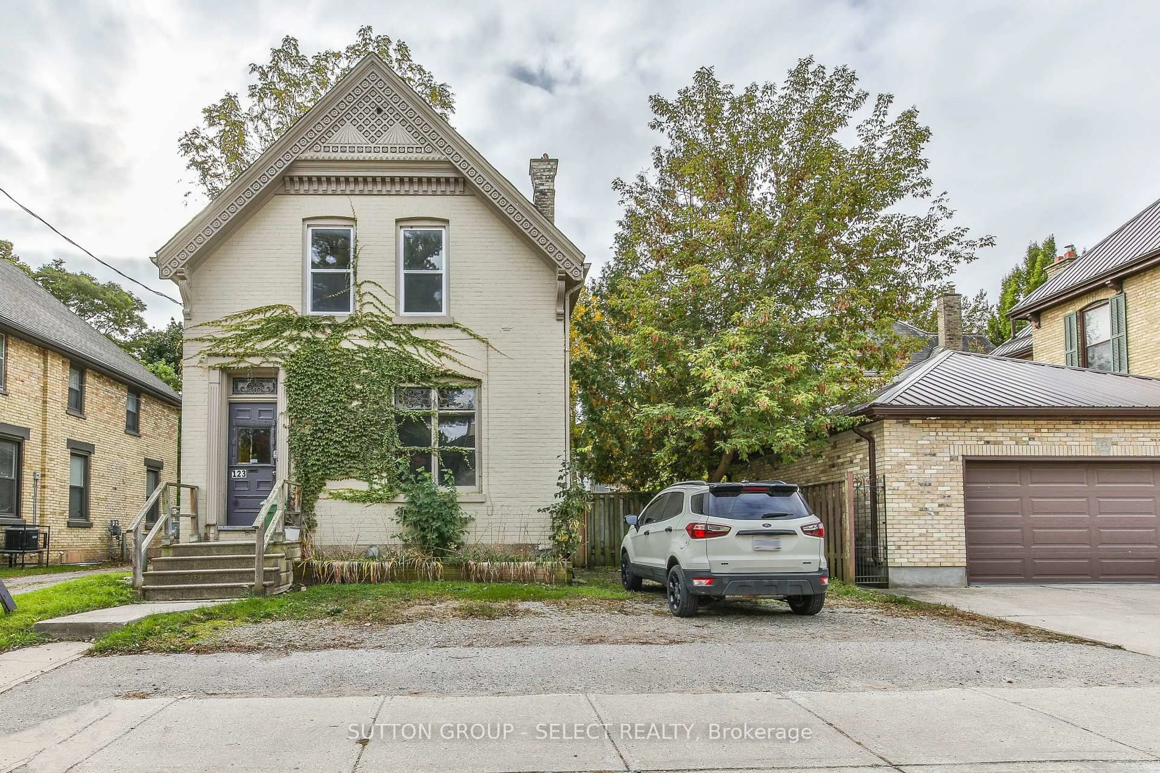 A pic from outside/outdoor area/front of a property/back of a property/a pic from drone, street for 123 Mill St, London East Ontario N6A 1P7