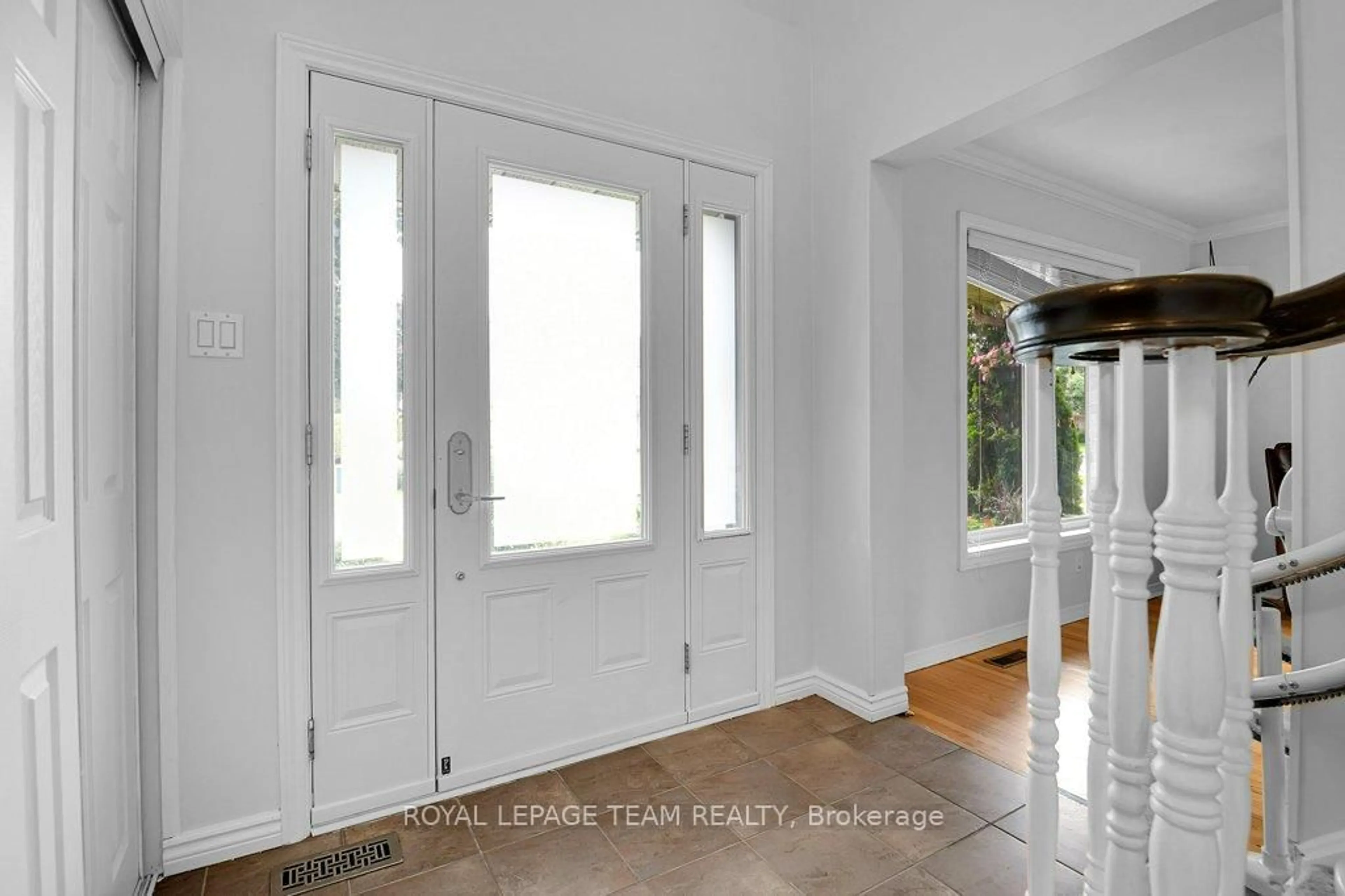 Indoor entryway for 332 Liard St, Ottawa Ontario K2S 1J8