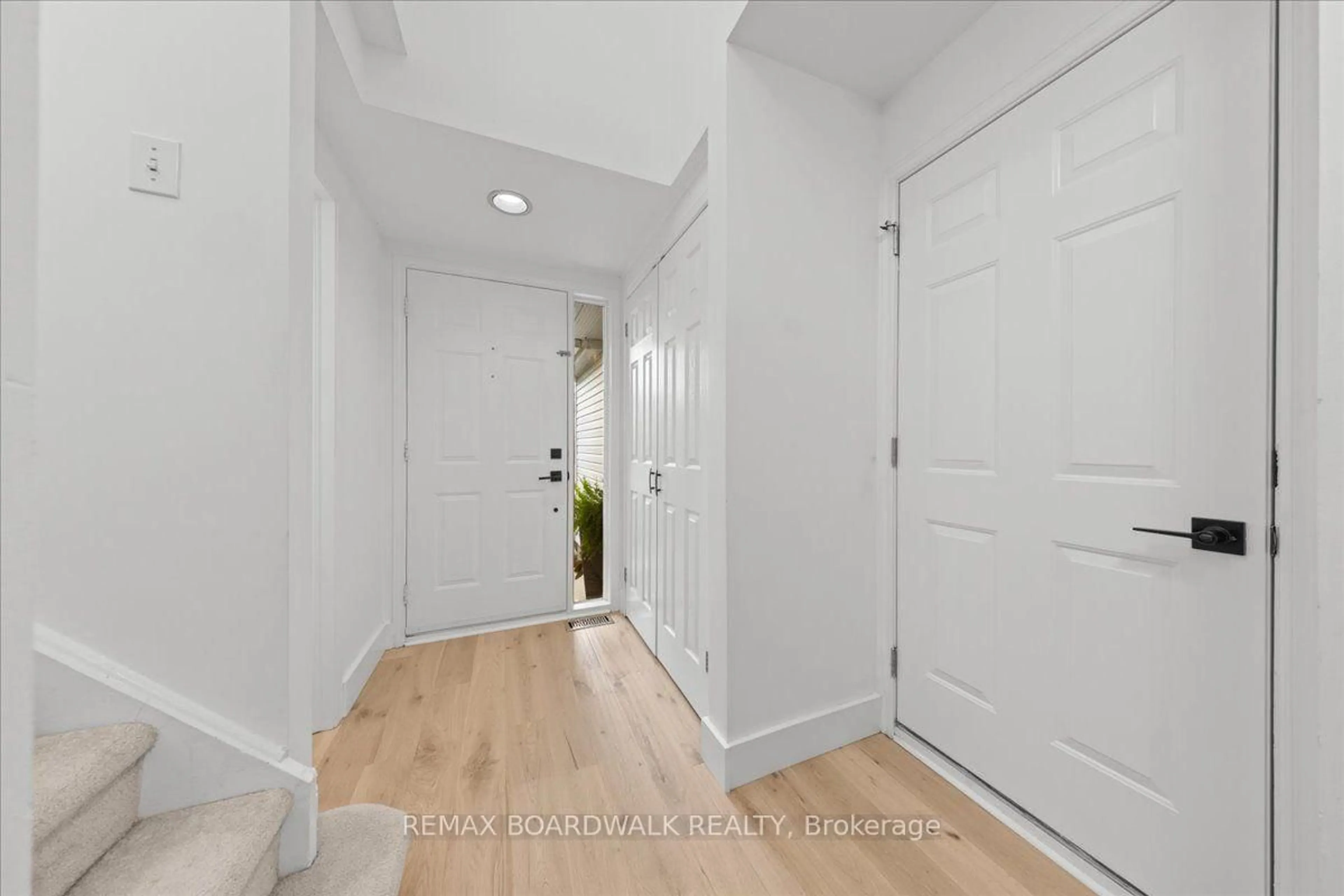 Indoor entryway for 43 Peacock Cres, Ottawa Ontario K2J 3P8