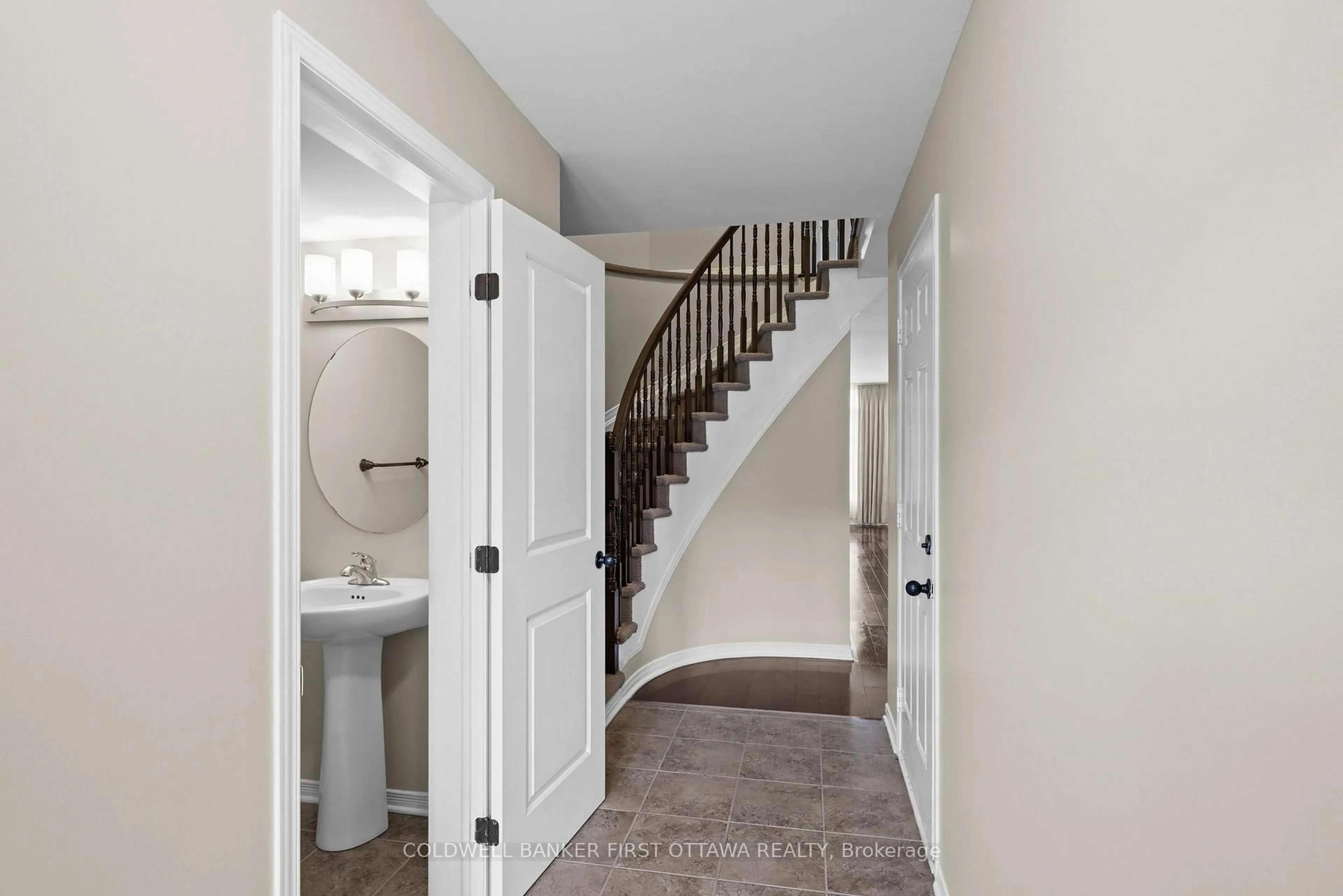 Indoor entryway for 416 HARESFIELD Crt, Ottawa Ontario K4M 0E2