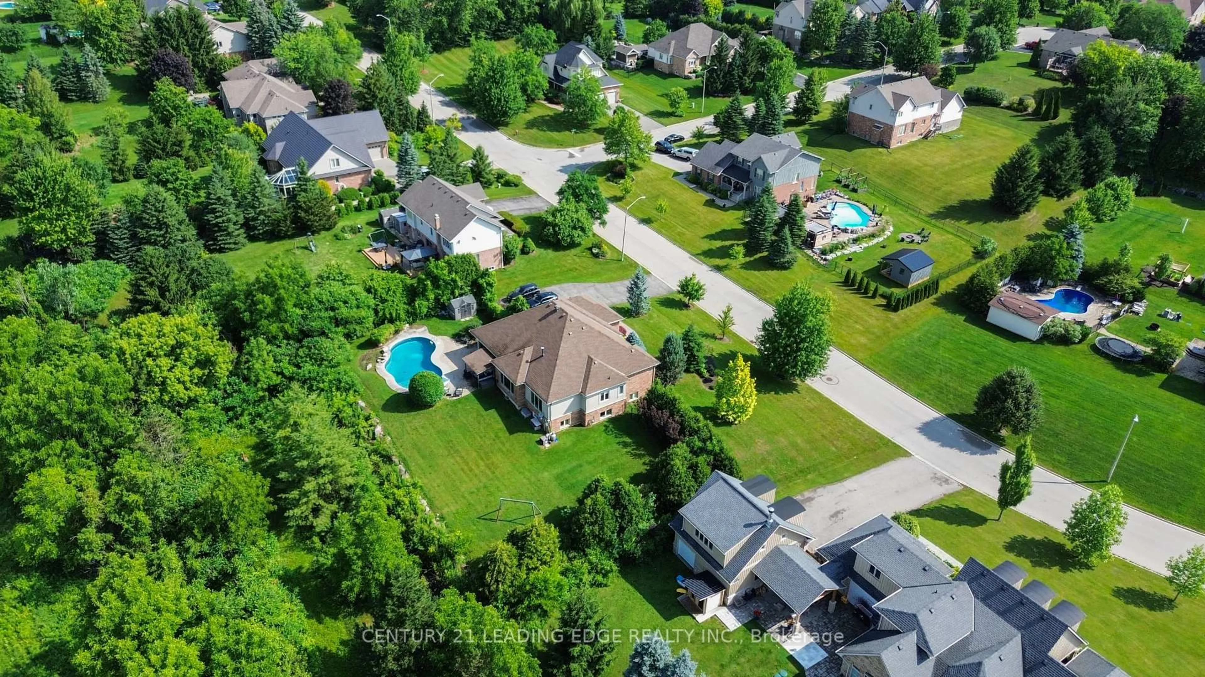 A pic from outside/outdoor area/front of a property/back of a property/a pic from drone, street for 27 Karendale Cres, Hamilton Ontario L8B 0Z6