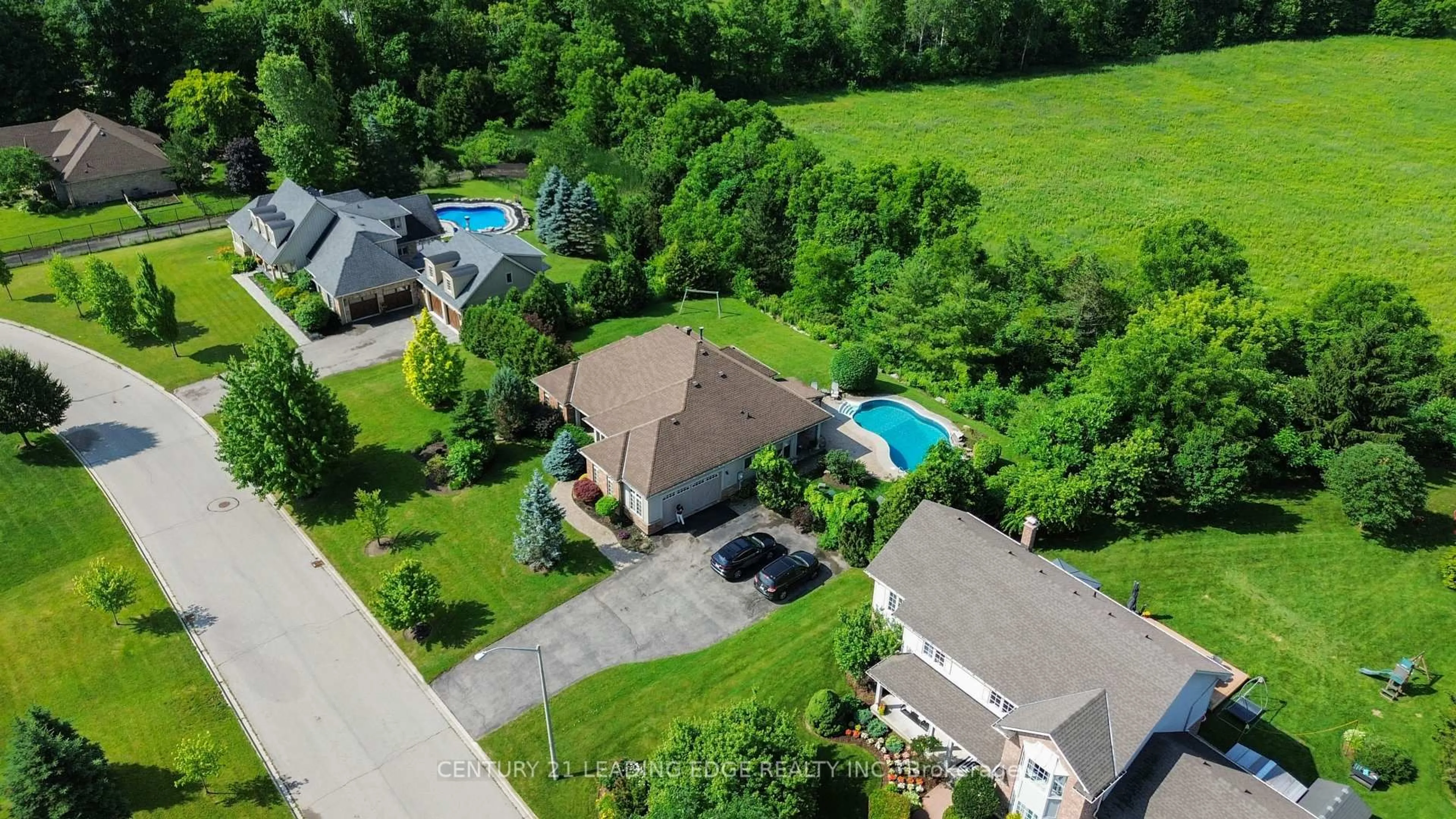 A pic from outside/outdoor area/front of a property/back of a property/a pic from drone, unknown for 27 Karendale Cres, Hamilton Ontario L8B 0Z6